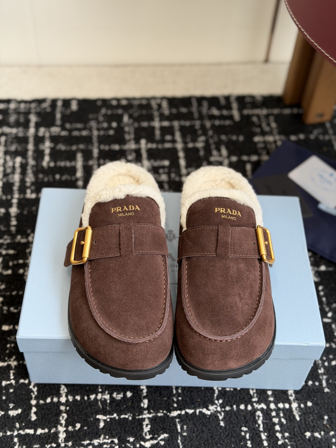 NO:958096,Purchasing agent Prada26ss new wool slippers for autumn and winter. Must-haves for autumn and winter. Warm and fashionable ~ full of atmosphere. Fabric: high silk smooth cowhide leather. Imported wool lining. Imported wool insoles. Outsole. Rubber outsole. Sizes 35~41 (40 and 41 are non-refundable), semi-slippers, prada, slippers.19860909代购级 Prada26ss秋冬新款羊毛拖鞋 秋冬必备 保暖又时髦～氛围感拉满 面料高丝光头层牛绒皮 内里进口羊毛 鞋垫进口羊毛 大底橡胶大底 尺码35～41（40、41不退换）,半拖毛毛鞋,prada,slippers,Women's Shoes