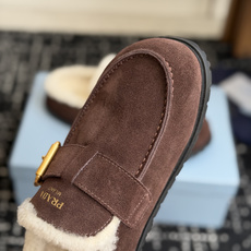 代购级 Prada26ss秋冬新款羊毛拖鞋 秋冬必备 保暖又时髦~氛围感拉满 面料:高丝光头层牛绒皮 内里:进口羊毛 代购级 Prada26ss秋冬新款羊毛拖鞋 秋冬必备 保暖又时髦~氛围感拉满 面料:高丝光头层牛绒皮 内里:进口羊毛