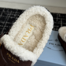 代购级 Prada26ss秋冬新款羊毛拖鞋 秋冬必备 保暖又时髦~氛围感拉满 面料:高丝光头层牛绒皮 内里:进口羊毛 代购级 Prada26ss秋冬新款羊毛拖鞋 秋冬必备 保暖又时髦~氛围感拉满 面料:高丝光头层牛绒皮 内里:进口羊毛