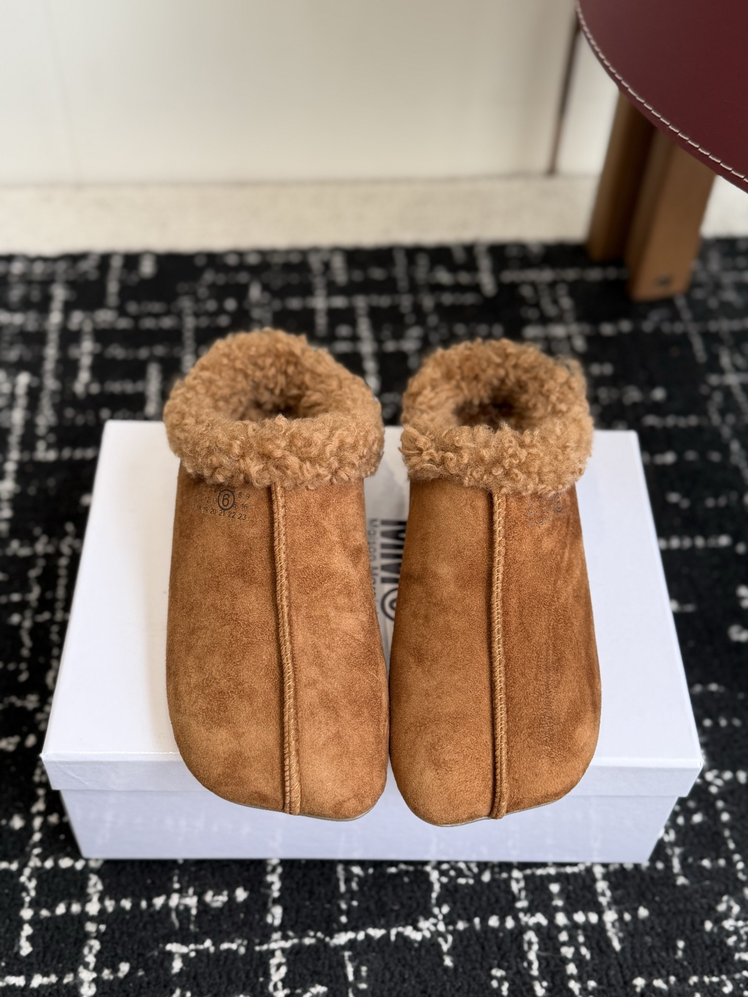NO:958102,Purchasing agent level, the new mm6, Margiela mop-tops in light khaki + camel + brown, three colors, the looseness is welded to the jio. The suede surface + sheepskin interior is integrated, and it feels like you are sinking into the clouds when you step on it. The semi-mug design is suitable for going downstairs to pick up express delivery or hanging around at home. Are you in need of a pair of easy-to-wear lazy mops in autumn and winter?  This pair is locked in Size 35-41 (40 and 41 are custom-made and cannot be returned or exchanged), half-slip fur shoes, masion margiela, masion margiela, sheepskin, chamois leather19860909代购级 新款mm6,马吉拉毛拖浅卡其+驼色+棕色,三色,把松弛感焊在jio上 麂皮面+羊皮毛一体内里,踩下去像陷进云里 半拖设计,下楼取快递、宅家晃悠都适配 秋冬缺双好穿的懒人拖？这双锁死 Size35-41（40 41订做不退换）,半拖毛毛鞋,masion margiela,masion margiela,sheepskin,chamois leather,Women's Shoes