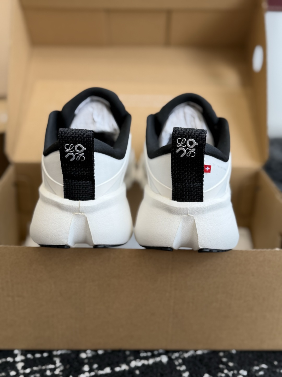 东莞代购级 罗意威LOEWE🇨🇭On昂跑 X联名款Cloudsolo Loewe 3.0 免系鞋带 舒适百搭 低帮跑步鞋 东莞代购级 罗意威LOEWE🇨🇭On昂跑 X联名款Cloudsolo Loewe 3.0 免系鞋带 舒适百搭 低帮跑步鞋