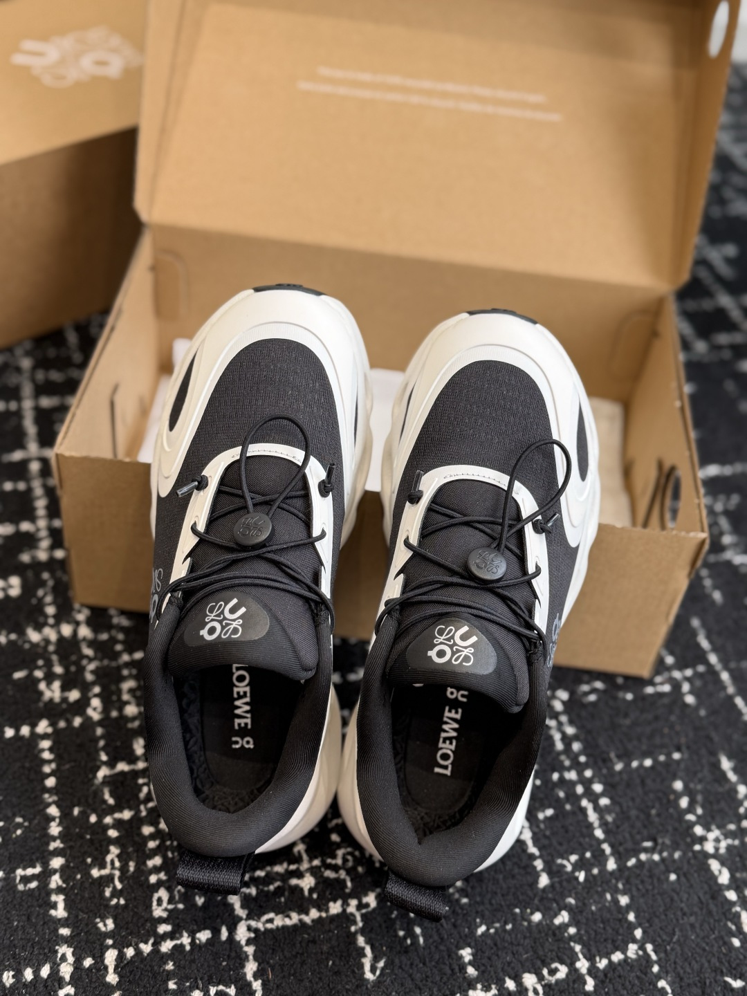 东莞代购级 罗意威LOEWE🇨🇭On昂跑 X联名款Cloudsolo Loewe 3.0 免系鞋带 舒适百搭 低帮跑步鞋 东莞代购级 罗意威LOEWE🇨🇭On昂跑 X联名款Cloudsolo Loewe 3.0 免系鞋带 舒适百搭 低帮跑步鞋
