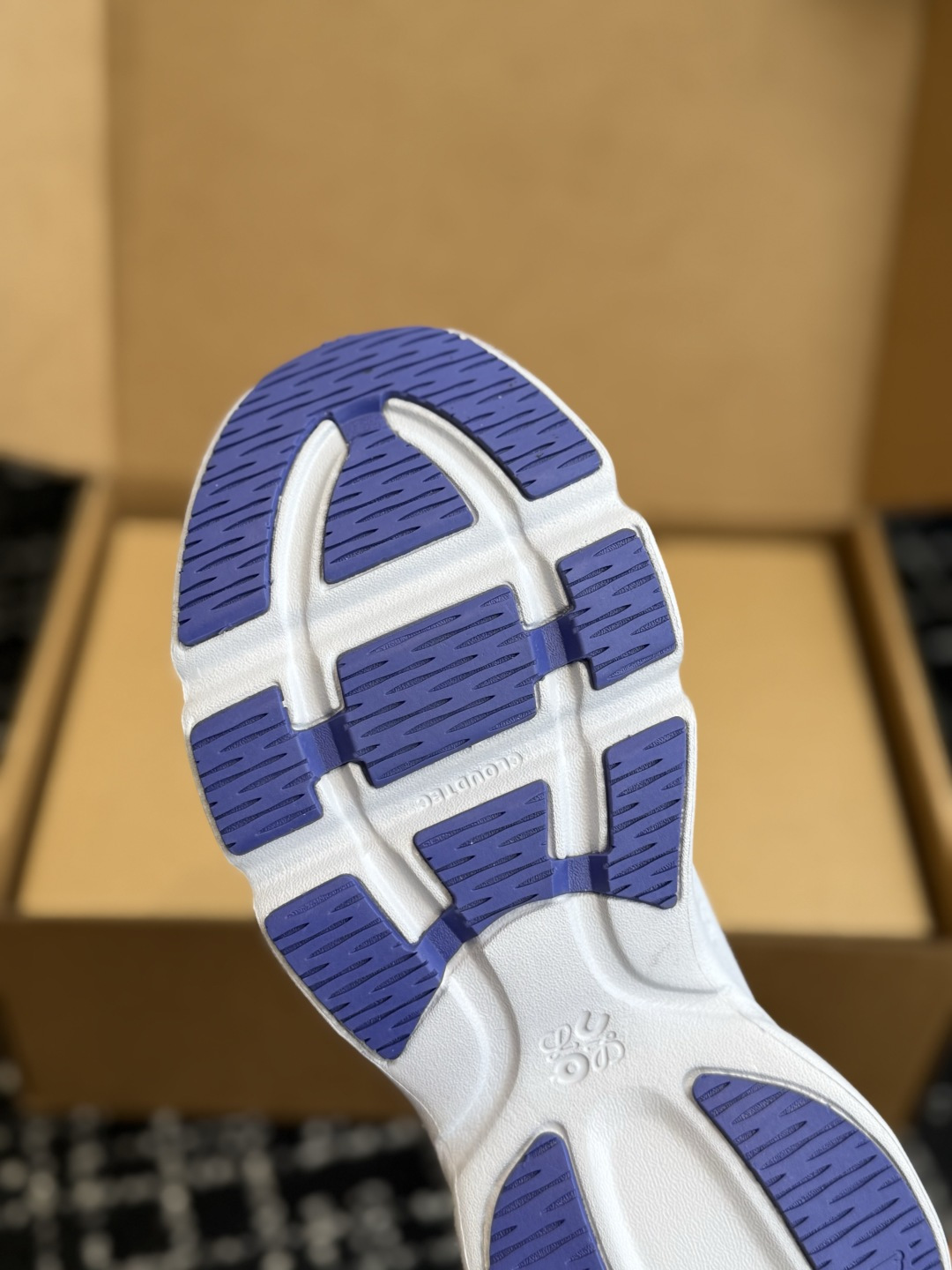 东莞代购级 罗意威LOEWE🇨🇭On昂跑 X联名款Cloudsolo Loewe 3.0 免系鞋带 舒适百搭 低帮跑步鞋 东莞代购级 罗意威LOEWE🇨🇭On昂跑 X联名款Cloudsolo Loewe 3.0 免系鞋带 舒适百搭 低帮跑步鞋