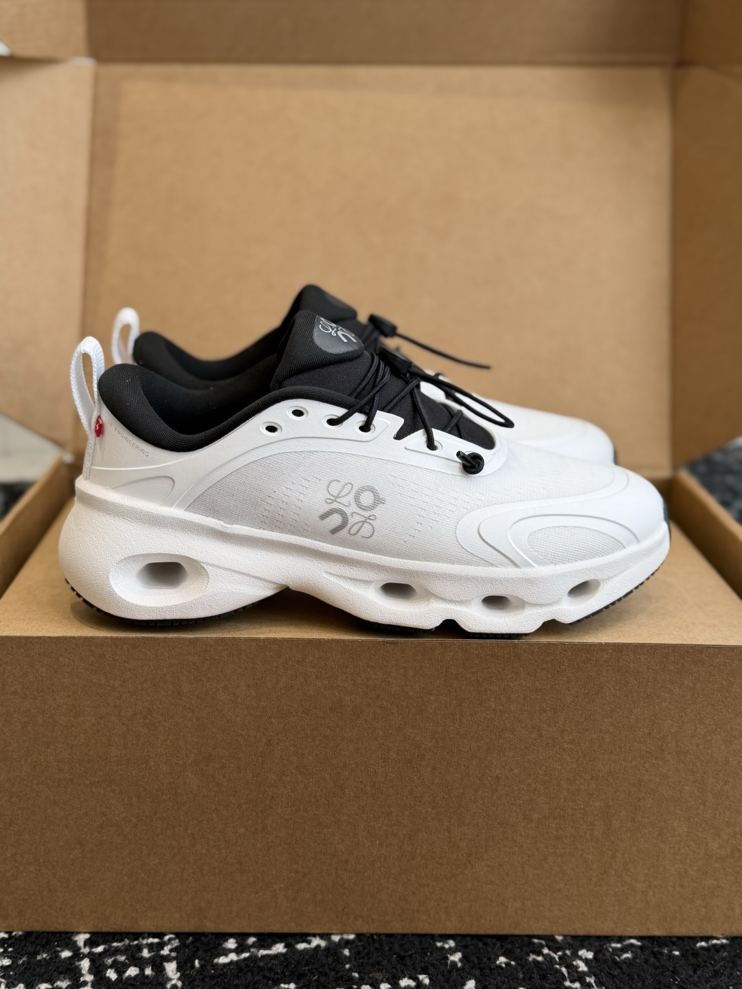 东莞代购级 罗意威LOEWE🇨🇭On昂跑 X联名款Cloudsolo Loewe 3.0 免系鞋带 舒适百搭 低帮跑步鞋 东莞代购级 罗意威LOEWE🇨🇭On昂跑 X联名款Cloudsolo Loewe 3.0 免系鞋带 舒适百搭 低帮跑步鞋