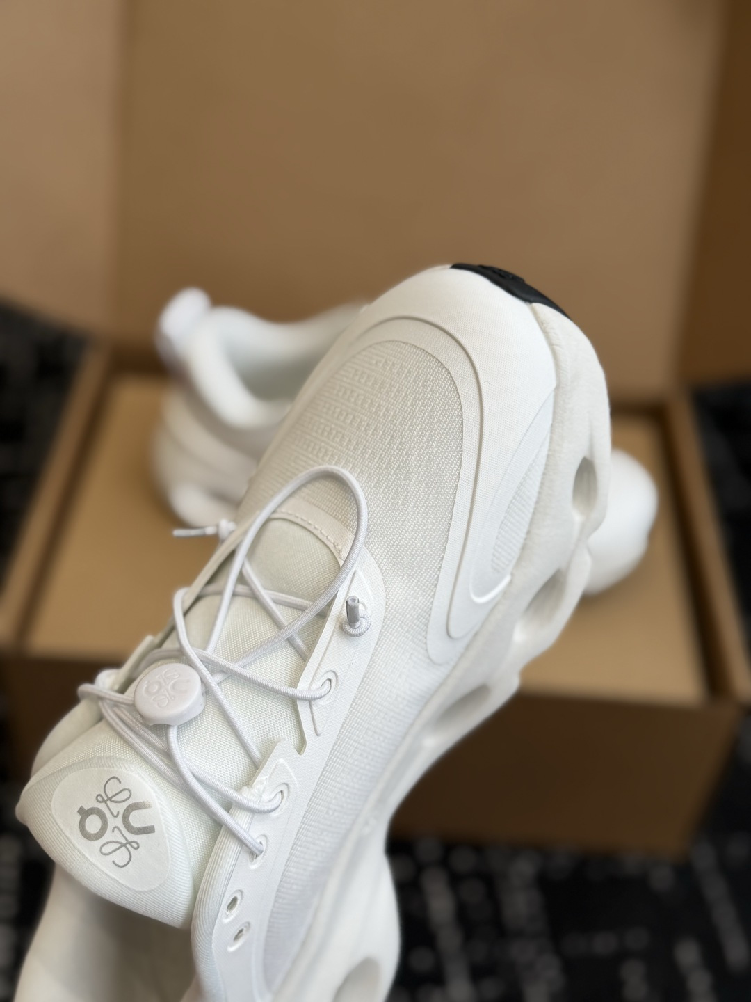 东莞代购级 罗意威LOEWE🇨🇭On昂跑 X联名款Cloudsolo Loewe 3.0 免系鞋带 舒适百搭 低帮跑步鞋 东莞代购级 罗意威LOEWE🇨🇭On昂跑 X联名款Cloudsolo Loewe 3.0 免系鞋带 舒适百搭 低帮跑步鞋