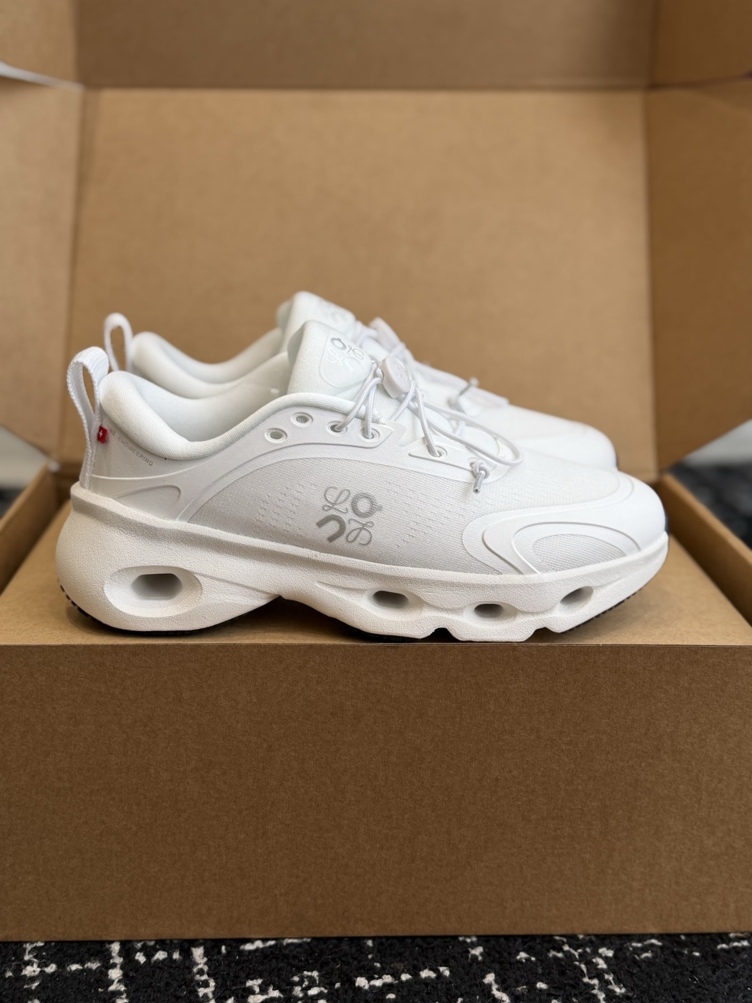 东莞代购级 罗意威LOEWE🇨🇭On昂跑 X联名款Cloudsolo Loewe 3.0 免系鞋带 舒适百搭 低帮跑步鞋 东莞代购级 罗意威LOEWE🇨🇭On昂跑 X联名款Cloudsolo Loewe 3.0 免系鞋带 舒适百搭 低帮跑步鞋