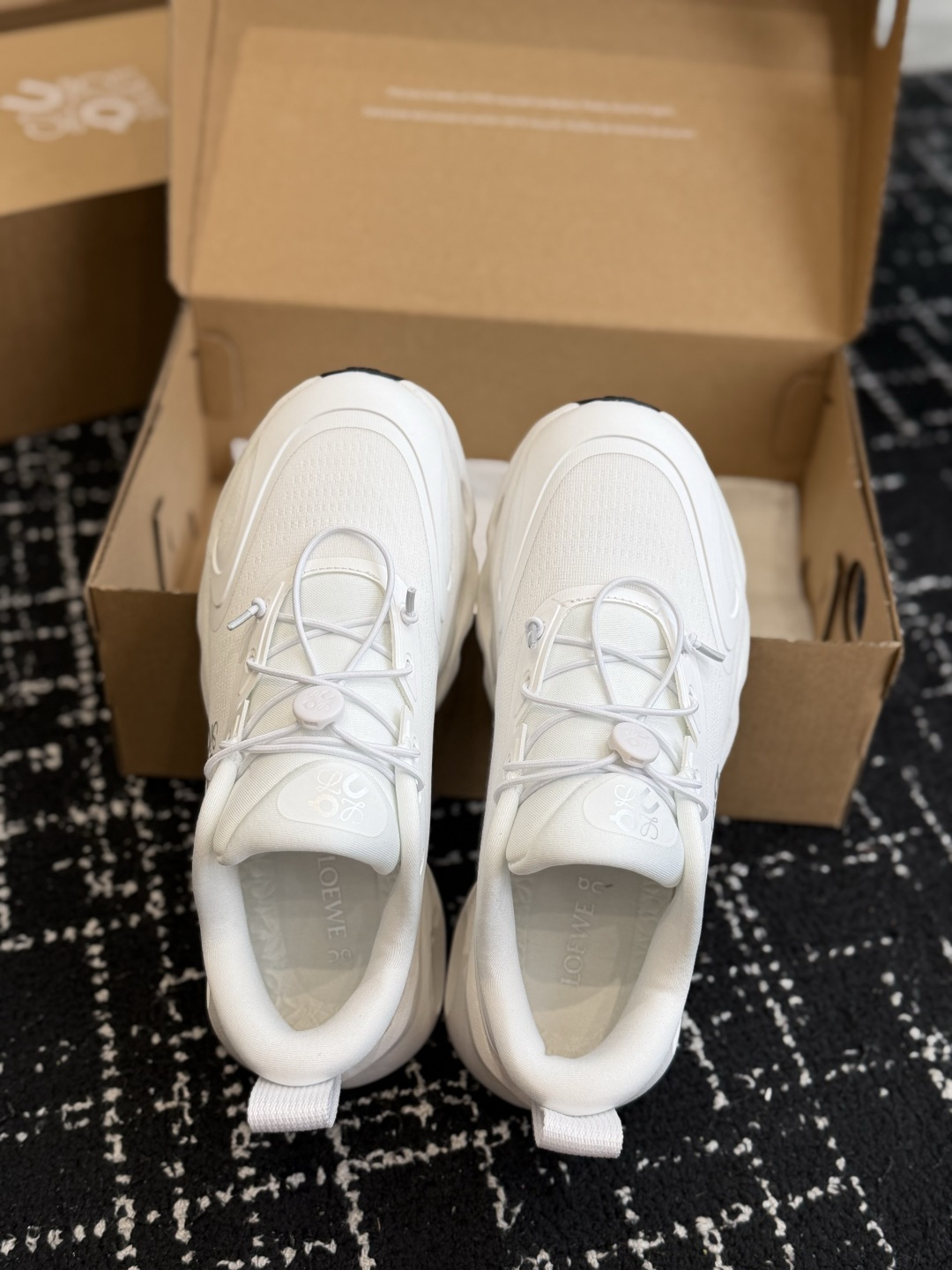 东莞代购级 罗意威LOEWE🇨🇭On昂跑 X联名款Cloudsolo Loewe 3.0 免系鞋带 舒适百搭 低帮跑步鞋 东莞代购级 罗意威LOEWE🇨🇭On昂跑 X联名款Cloudsolo Loewe 3.0 免系鞋带 舒适百搭 低帮跑步鞋