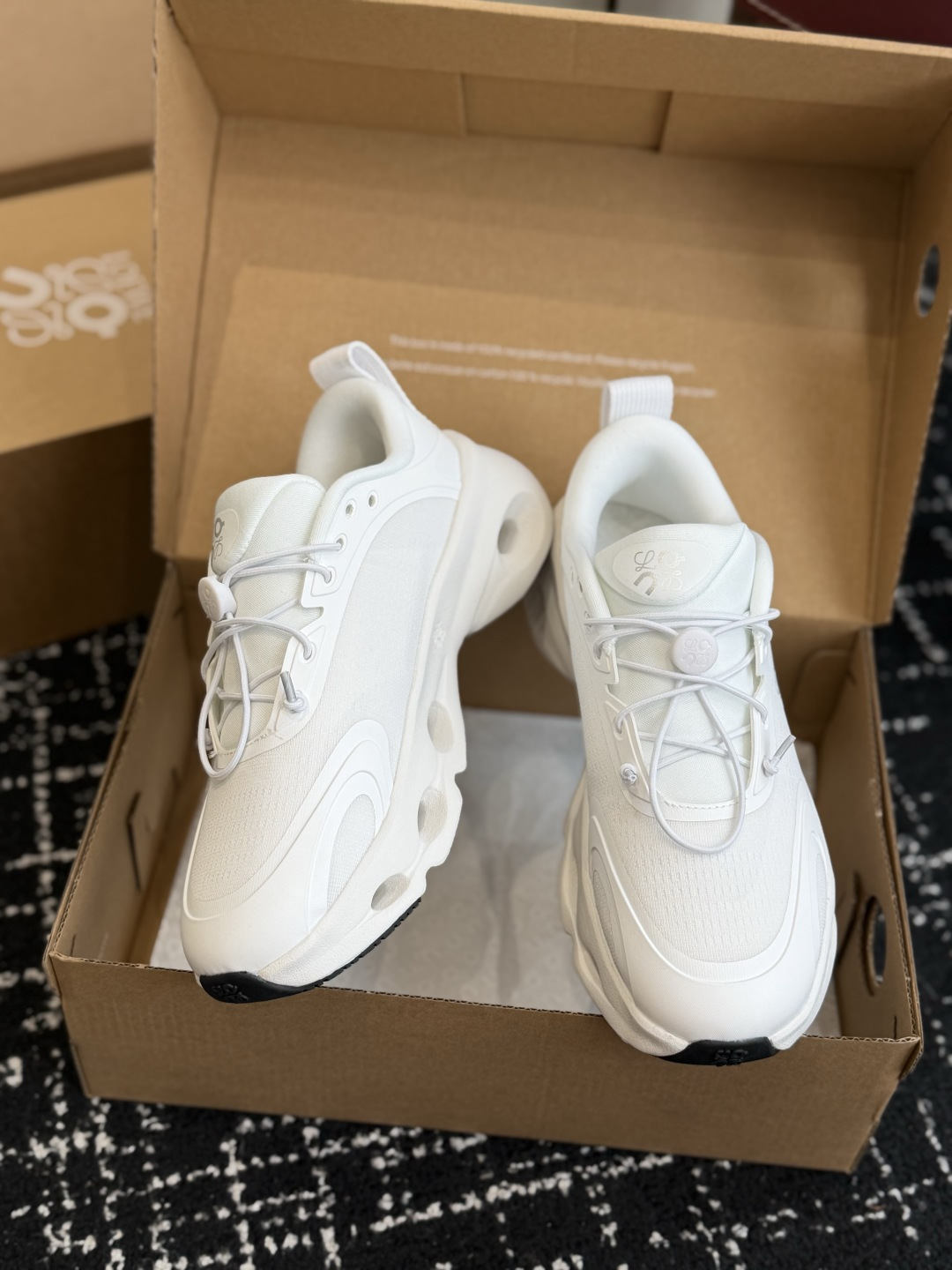 东莞代购级 罗意威LOEWE🇨🇭On昂跑 X联名款Cloudsolo Loewe 3.0 免系鞋带 舒适百搭 低帮跑步鞋 东莞代购级 罗意威LOEWE🇨🇭On昂跑 X联名款Cloudsolo Loewe 3.0 免系鞋带 舒适百搭 低帮跑步鞋