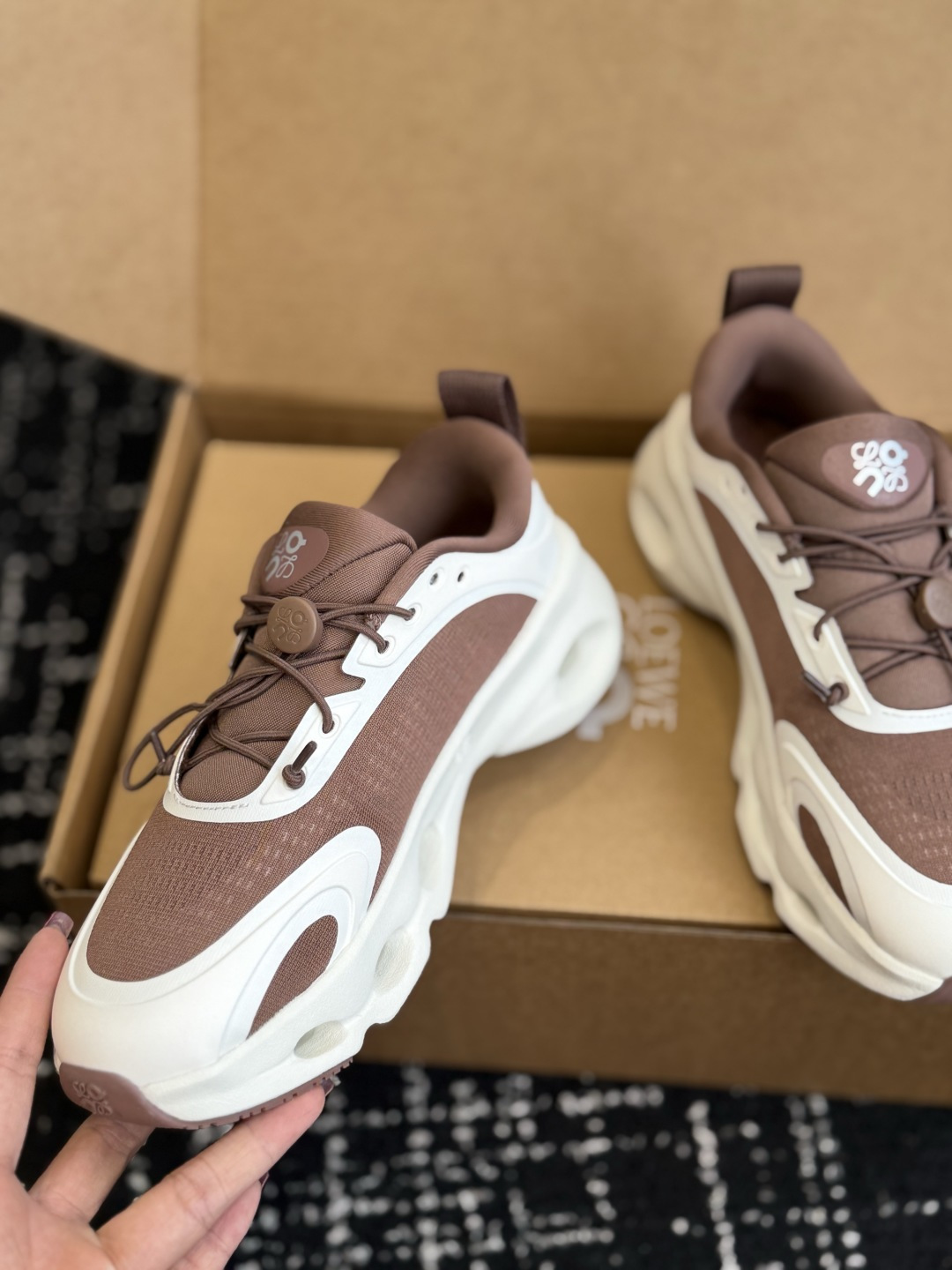 东莞代购级 罗意威LOEWE🇨🇭On昂跑 X联名款Cloudsolo Loewe 3.0 免系鞋带 舒适百搭 低帮跑步鞋 东莞代购级 罗意威LOEWE🇨🇭On昂跑 X联名款Cloudsolo Loewe 3.0 免系鞋带 舒适百搭 低帮跑步鞋