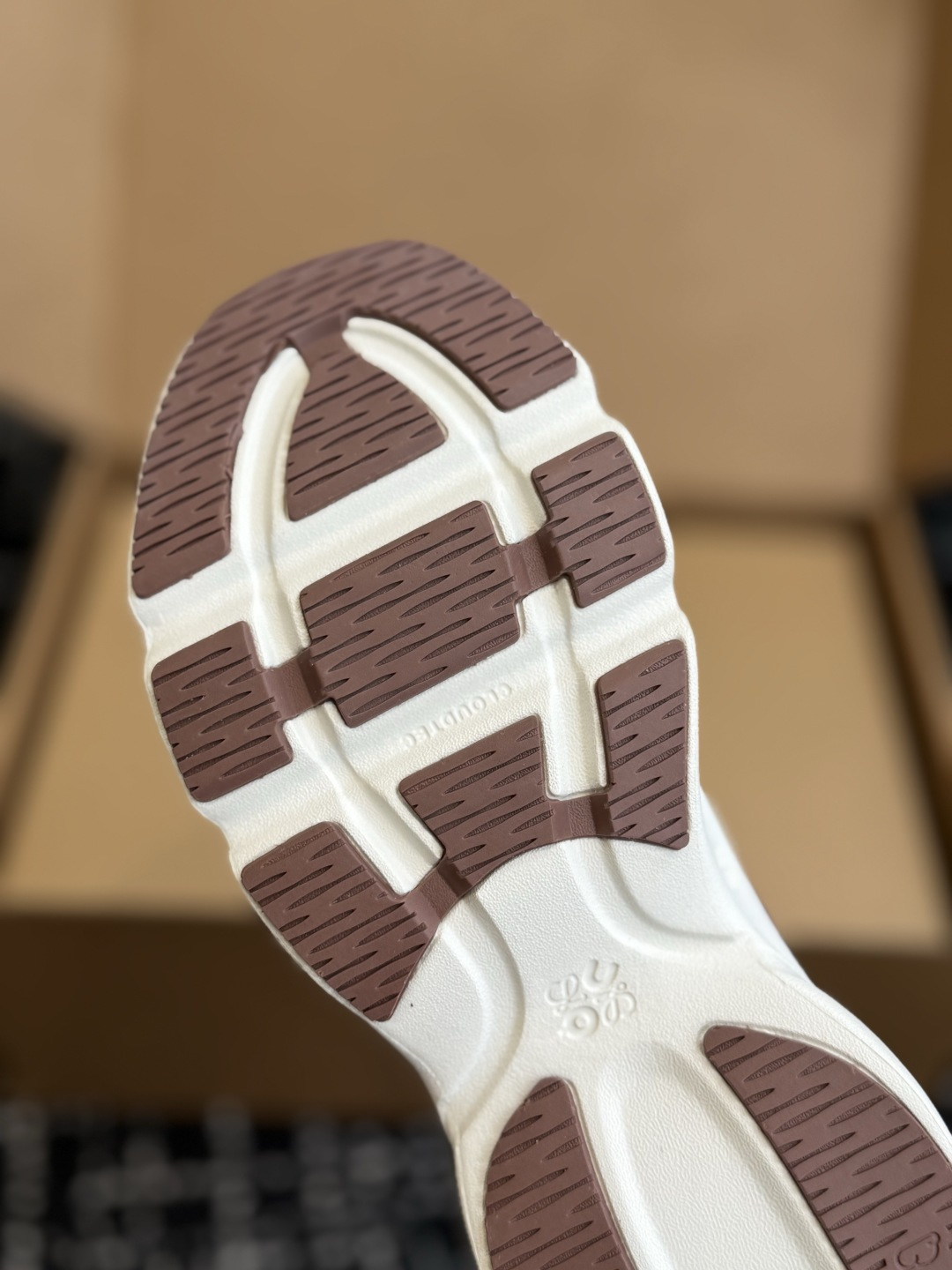 东莞代购级 罗意威LOEWE🇨🇭On昂跑 X联名款Cloudsolo Loewe 3.0 免系鞋带 舒适百搭 低帮跑步鞋 东莞代购级 罗意威LOEWE🇨🇭On昂跑 X联名款Cloudsolo Loewe 3.0 免系鞋带 舒适百搭 低帮跑步鞋