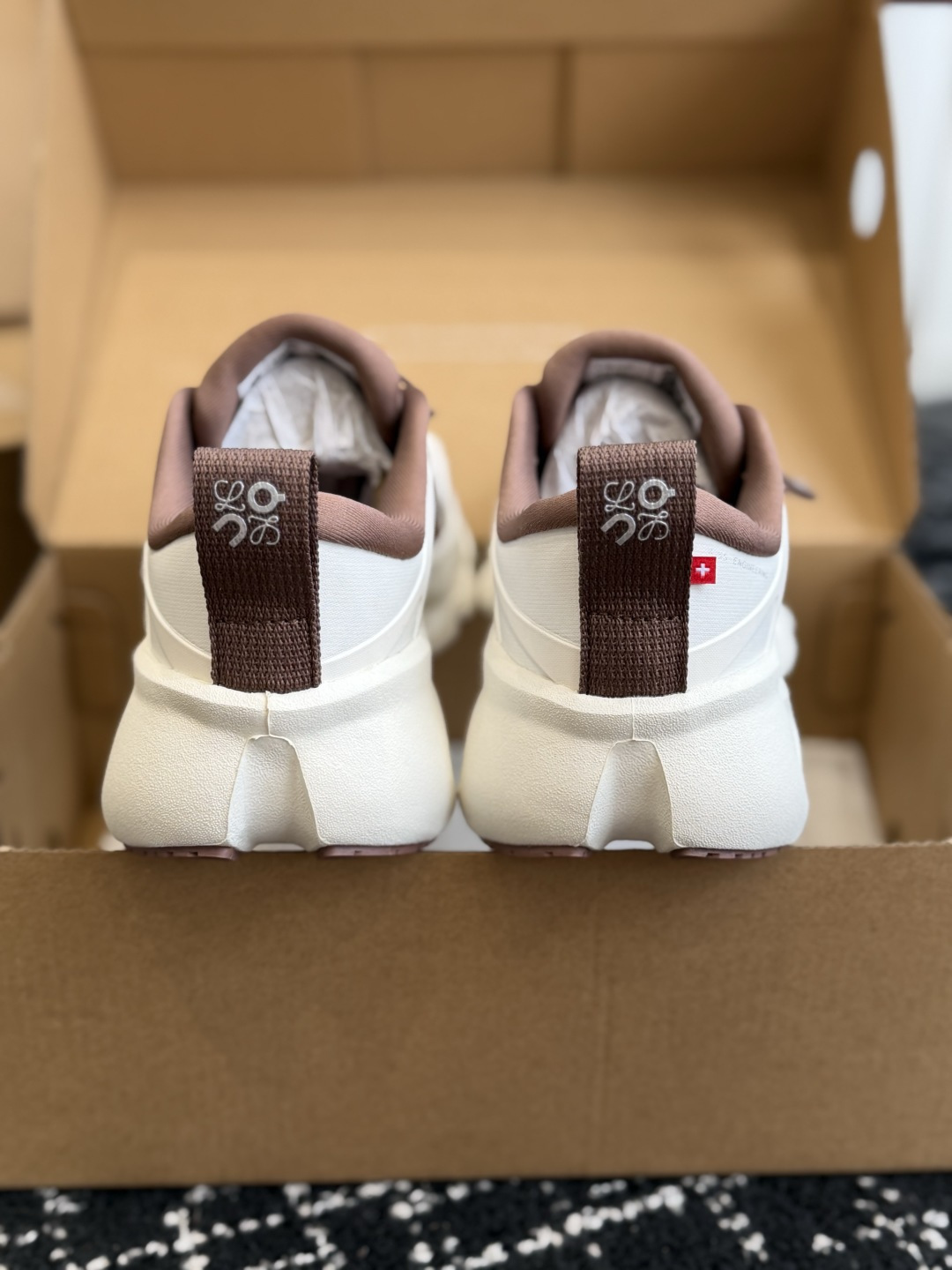 东莞代购级 罗意威LOEWE🇨🇭On昂跑 X联名款Cloudsolo Loewe 3.0 免系鞋带 舒适百搭 低帮跑步鞋 东莞代购级 罗意威LOEWE🇨🇭On昂跑 X联名款Cloudsolo Loewe 3.0 免系鞋带 舒适百搭 低帮跑步鞋