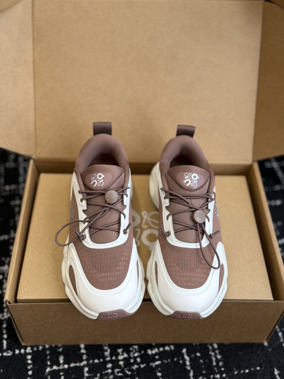 东莞代购级 罗意威LOEWE🇨🇭On昂跑 X联名款Cloudsolo Loewe 3.0 免系鞋带 舒适百搭 低帮跑步鞋 东莞代购级 罗意威LOEWE🇨🇭On昂跑 X联名款Cloudsolo Loewe 3.0 免系鞋带 舒适百搭 低帮跑步鞋