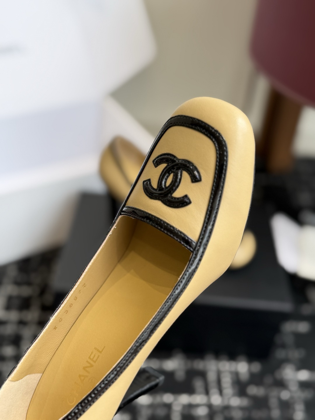 代购级 Chanel26SS早春新款方头拼色高跟鞋 经典方头鞋型自带复古高级感,拼色设计瞬间点亮整体造型,把香奈儿的品牌 代购级 Chanel26SS早春新款方头拼色高跟鞋 经典方头鞋型自带复古高级感,拼色设计瞬间点亮整体造型,把香奈儿的品牌
