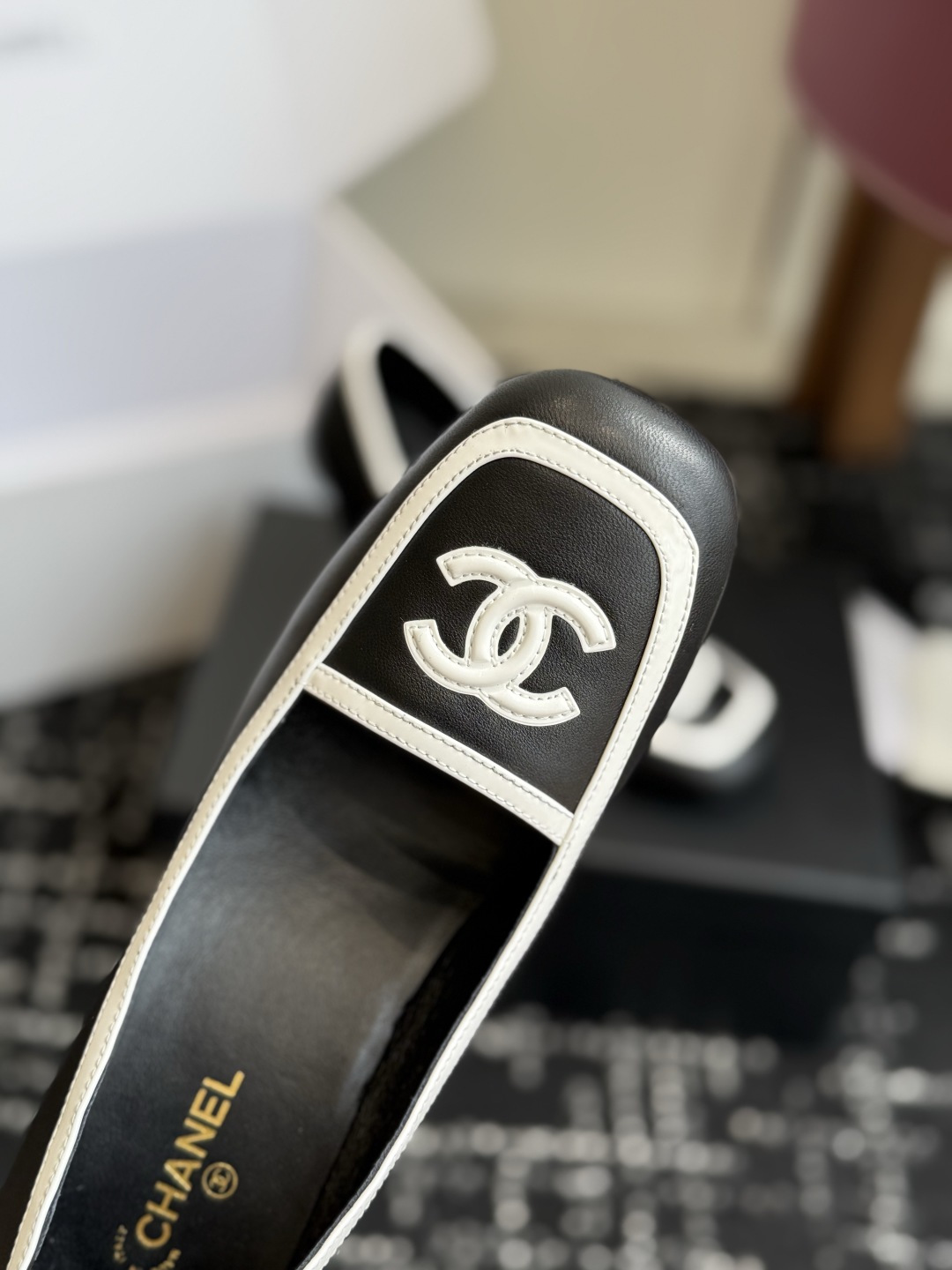 代购级 Chanel26SS早春新款方头拼色高跟鞋 经典方头鞋型自带复古高级感,拼色设计瞬间点亮整体造型,把香奈儿的品牌 代购级 Chanel26SS早春新款方头拼色高跟鞋 经典方头鞋型自带复古高级感,拼色设计瞬间点亮整体造型,把香奈儿的品牌