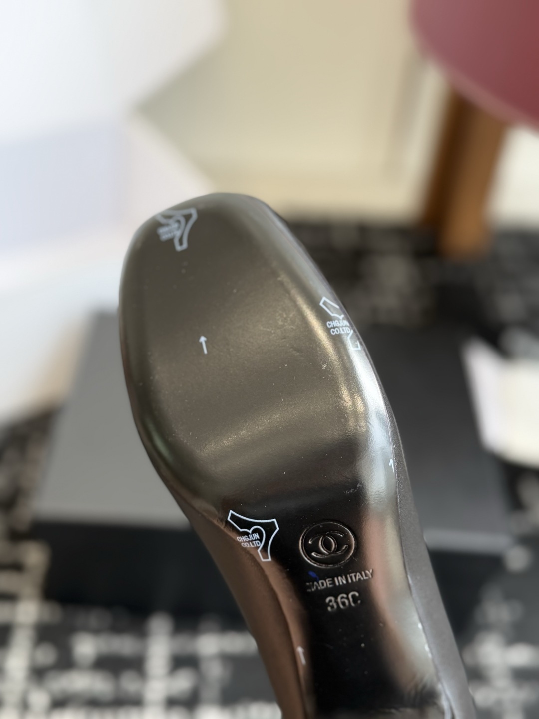 代购级 Chanel26SS早春新款方头拼色高跟鞋 经典方头鞋型自带复古高级感,拼色设计瞬间点亮整体造型,把香奈儿的品牌 代购级 Chanel26SS早春新款方头拼色高跟鞋 经典方头鞋型自带复古高级感,拼色设计瞬间点亮整体造型,把香奈儿的品牌