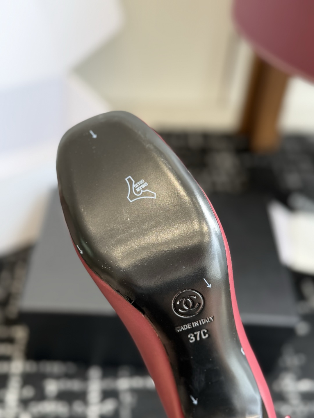 代购级 Chanel26SS早春新款方头拼色高跟鞋 经典方头鞋型自带复古高级感,拼色设计瞬间点亮整体造型,把香奈儿的品牌 代购级 Chanel26SS早春新款方头拼色高跟鞋 经典方头鞋型自带复古高级感,拼色设计瞬间点亮整体造型,把香奈儿的品牌
