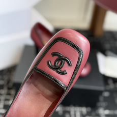 代购级 Chanel26SS早春新款方头拼色高跟鞋 经典方头鞋型自带复古高级感,拼色设计瞬间点亮整体造型,把香奈儿的品牌 代购级 Chanel26SS早春新款方头拼色高跟鞋 经典方头鞋型自带复古高级感,拼色设计瞬间点亮整体造型,把香奈儿的品牌