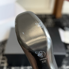 代购级 Chanel26SS早春新款方头拼色高跟鞋 经典方头鞋型自带复古高级感,拼色设计瞬间点亮整体造型,把香奈儿的品牌 代购级 Chanel26SS早春新款方头拼色高跟鞋 经典方头鞋型自带复古高级感,拼色设计瞬间点亮整体造型,把香奈儿的品牌