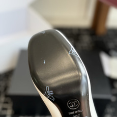 代购级 Chanel26SS早春新款方头拼色高跟鞋 经典方头鞋型自带复古高级感,拼色设计瞬间点亮整体造型,把香奈儿的品牌 代购级 Chanel26SS早春新款方头拼色高跟鞋 经典方头鞋型自带复古高级感,拼色设计瞬间点亮整体造型,把香奈儿的品牌