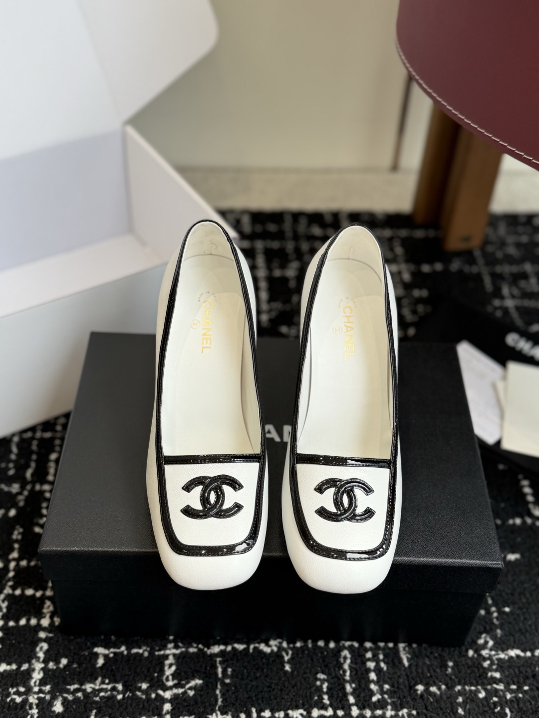 NO:958072,Purchasing agent Chanel26SS early spring new square-toe color-blocked high-heeled shoes. The classic square-toe shoe shape has a retro and high-end feel. The color-blocked design instantly brightens the overall shape and fully enhances Chanel's brand recognition. The lines of the shoe body are smooth and neat, perfectly modifying the foot shape. It can be easily controlled by wide feet and fleshy feet. The upper foot becomes slender and delicate in seconds, showing a unique effect of lengthening the legs.  The shoe shape is made of fine workmanship, the material is delicate, and the texture of the upper foot is full, making it easy to wear with a high-end feel; the footbed is designed to fit the sole of the foot, and it will not be tired after long-term wear, truly achieving both comfort and appearance. Upper sheepskin/edged patent leather, inner sheepskin, heel height is about 8cm, leather outsole, size 35-41 (40 and 41 sizes are customized, non-returnable), high-heeled shoes, chanel, chanel, high heels, sheepskin, Leather soles19860909代购级 Chanel26SS早春新款方头拼色高跟鞋 经典方头鞋型自带复古高级感,拼色设计瞬间点亮整体造型,把香奈儿的品牌辨识度拉满.鞋身线条流畅利落,完美修饰脚型,宽脚、肉脚都能轻松驾驭,上脚秒变纤细秀气的脚型,显腿长效果一绝. 鞋型做工精细,材质细腻,上脚质感拉满,轻松穿出高级感；鞋床设计贴合足底,久穿也不会累,真正做到了舒适与颜值双在线. 鞋面羊皮/包边漆皮 内里羊皮 跟高8cm左右 大底真皮大底 size35-41码（40、41码定制不退换）,高跟鞋单鞋,chanel,chanel,high heels,sheepskin,Leather soles,Women's Shoes