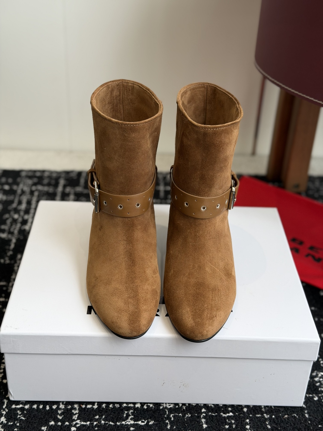 NO:958065,Purchasing agent level Isabel Marant Isabel 26ss has a girly feel and is instantly attracted by one-slip flat short boots. Isabel Marant is a super stylish one-slip boots. Full of loose feeling. The fabric is made of cow suede. The lining is cow suede. The outsole is genuine leather. Size#35-40 (40 is custom-made and cannot be returned or exchanged), boots, boots, Leather soles19860909代购级 Isabel Marant 伊莎贝尔 26ss 少女感 一眼就心动 一脚蹬平底短靴 isabel marant 超级有调性的一款一脚蹬靴子 松弛感满满的靴子 面料采用牛反绒 内里牛反绒 大底真皮大底 Size#35-40（40 订做不退换）,靴子,boots,Leather soles,Women's Shoes