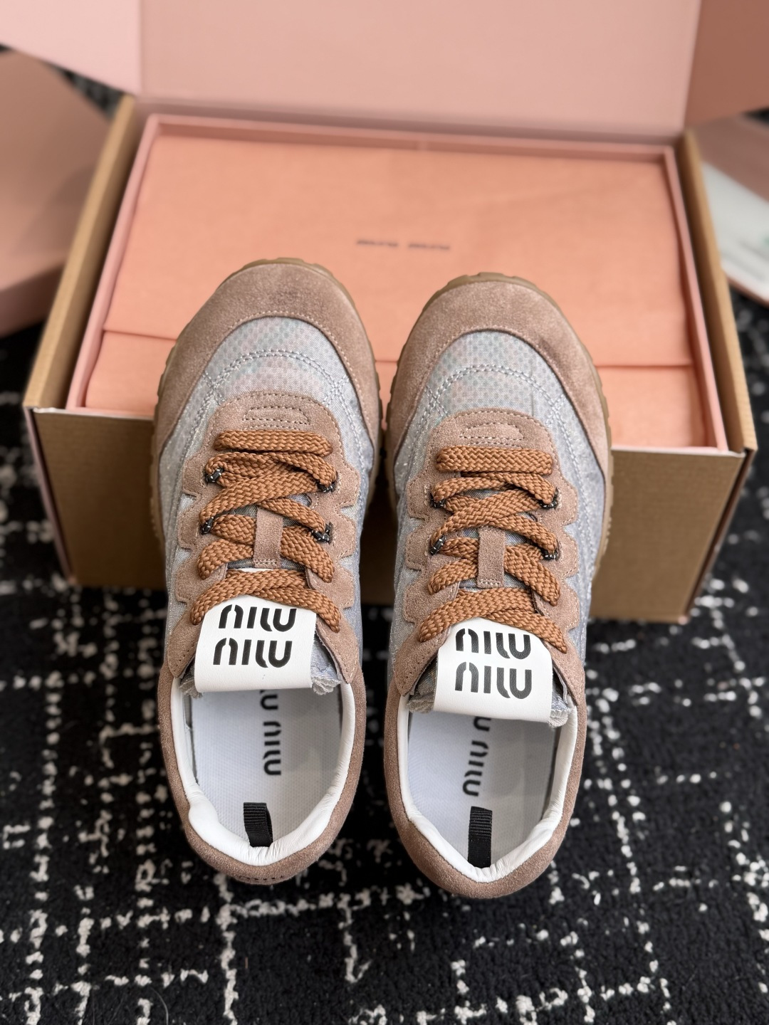 代购级(⚠️官网同步✈️盒包装) MiuMiu 缪缪 26ss 新色 春夏新款 饼干鞋 阿甘鞋休闲运动鞋 miumiu最 代购级(⚠️官网同步✈️盒包装) MiuMiu 缪缪 26ss 新色 春夏新款 饼干鞋 阿甘鞋休闲运动鞋 miumiu最