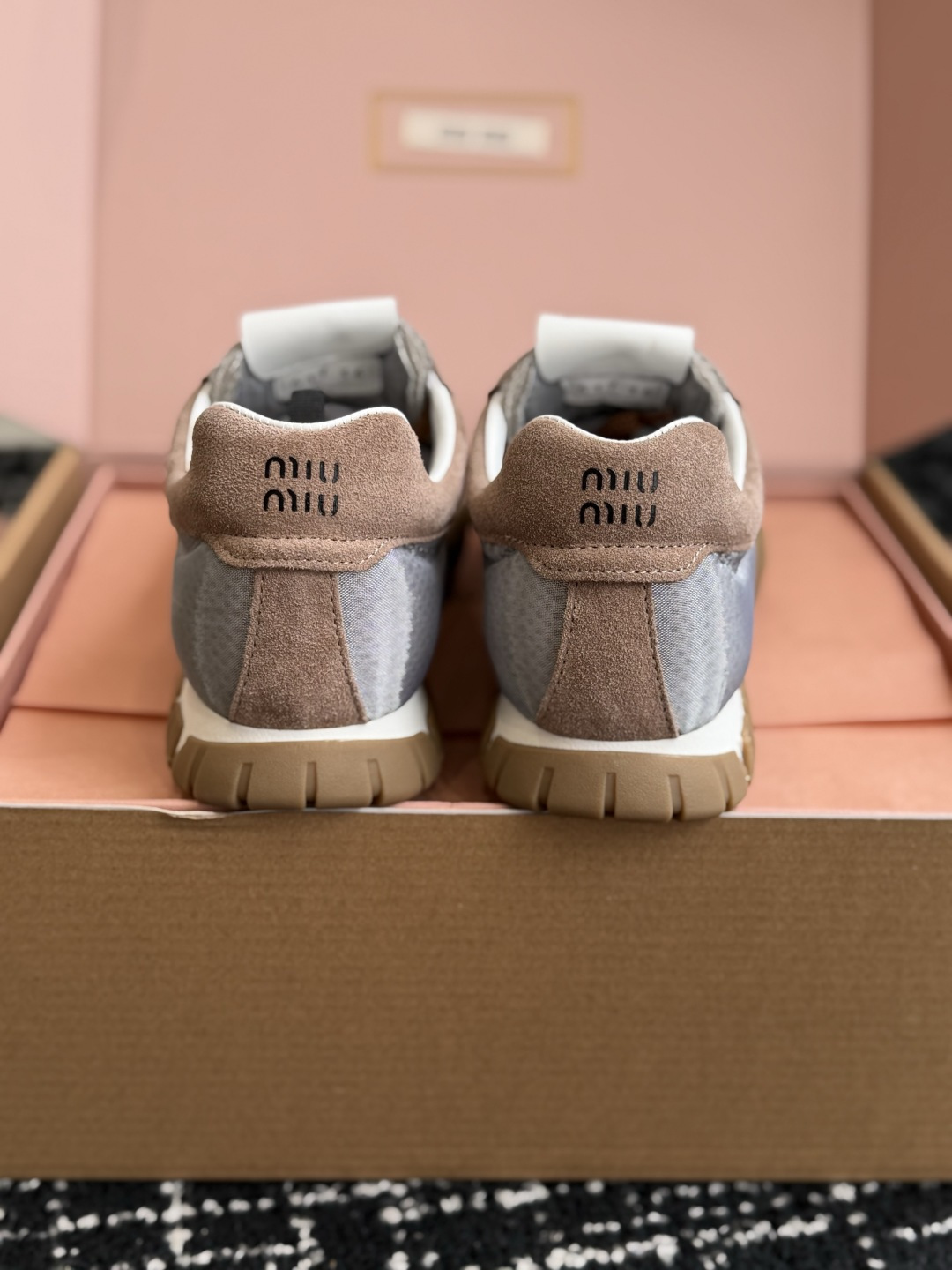 代购级(⚠️官网同步✈️盒包装) MiuMiu 缪缪 26ss 新色 春夏新款 饼干鞋 阿甘鞋休闲运动鞋 miumiu最 代购级(⚠️官网同步✈️盒包装) MiuMiu 缪缪 26ss 新色 春夏新款 饼干鞋 阿甘鞋休闲运动鞋 miumiu最