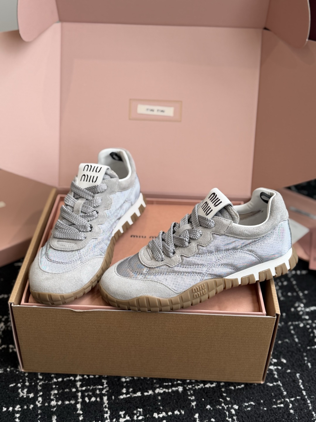 代购级(⚠️官网同步✈️盒包装) MiuMiu 缪缪 26ss 新色 春夏新款 饼干鞋 阿甘鞋休闲运动鞋 miumiu最 代购级(⚠️官网同步✈️盒包装) MiuMiu 缪缪 26ss 新色 春夏新款 饼干鞋 阿甘鞋休闲运动鞋 miumiu最
