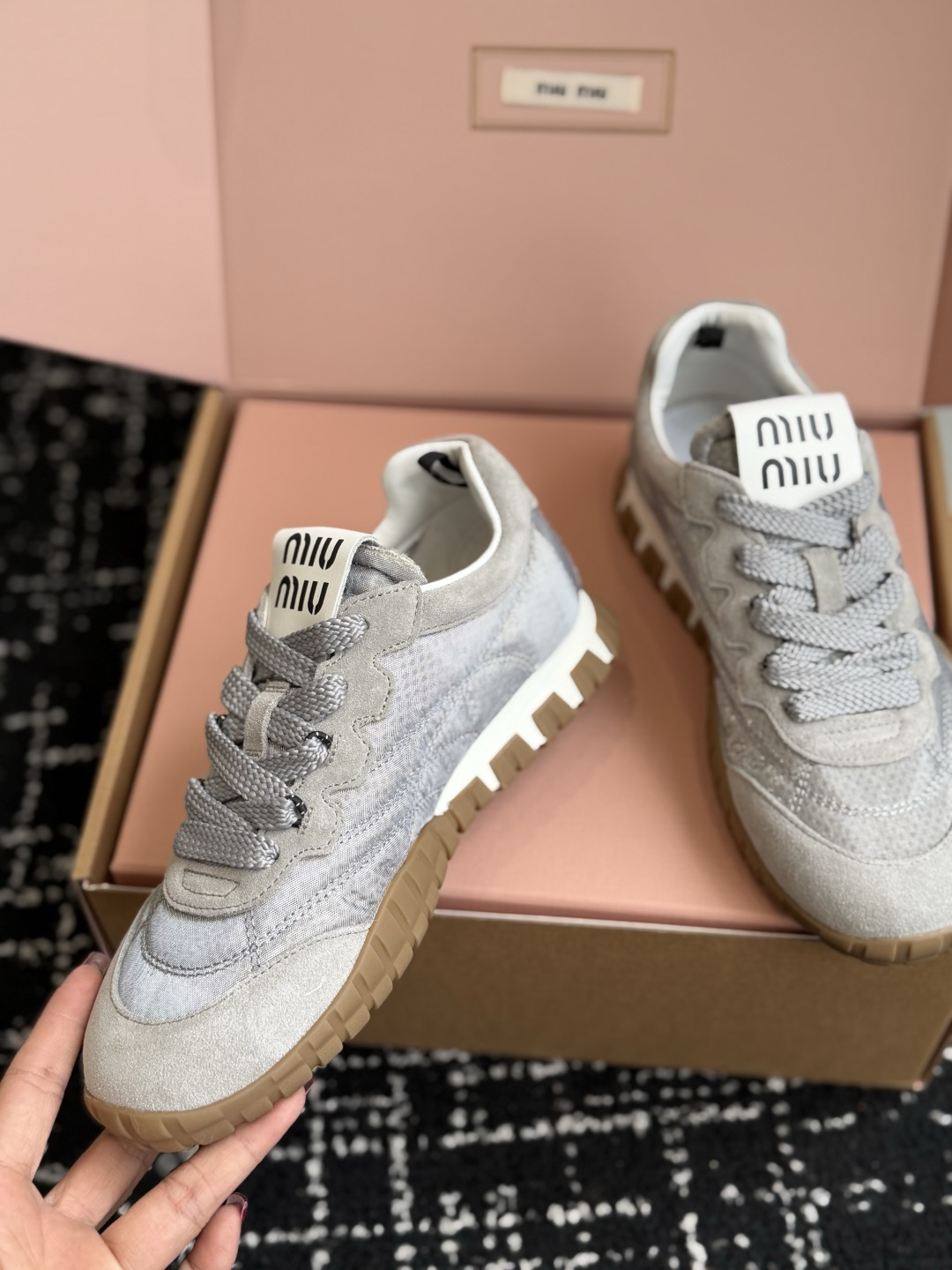 代购级(⚠️官网同步✈️盒包装) MiuMiu 缪缪 26ss 新色 春夏新款 饼干鞋 阿甘鞋休闲运动鞋 miumiu最 代购级(⚠️官网同步✈️盒包装) MiuMiu 缪缪 26ss 新色 春夏新款 饼干鞋 阿甘鞋休闲运动鞋 miumiu最