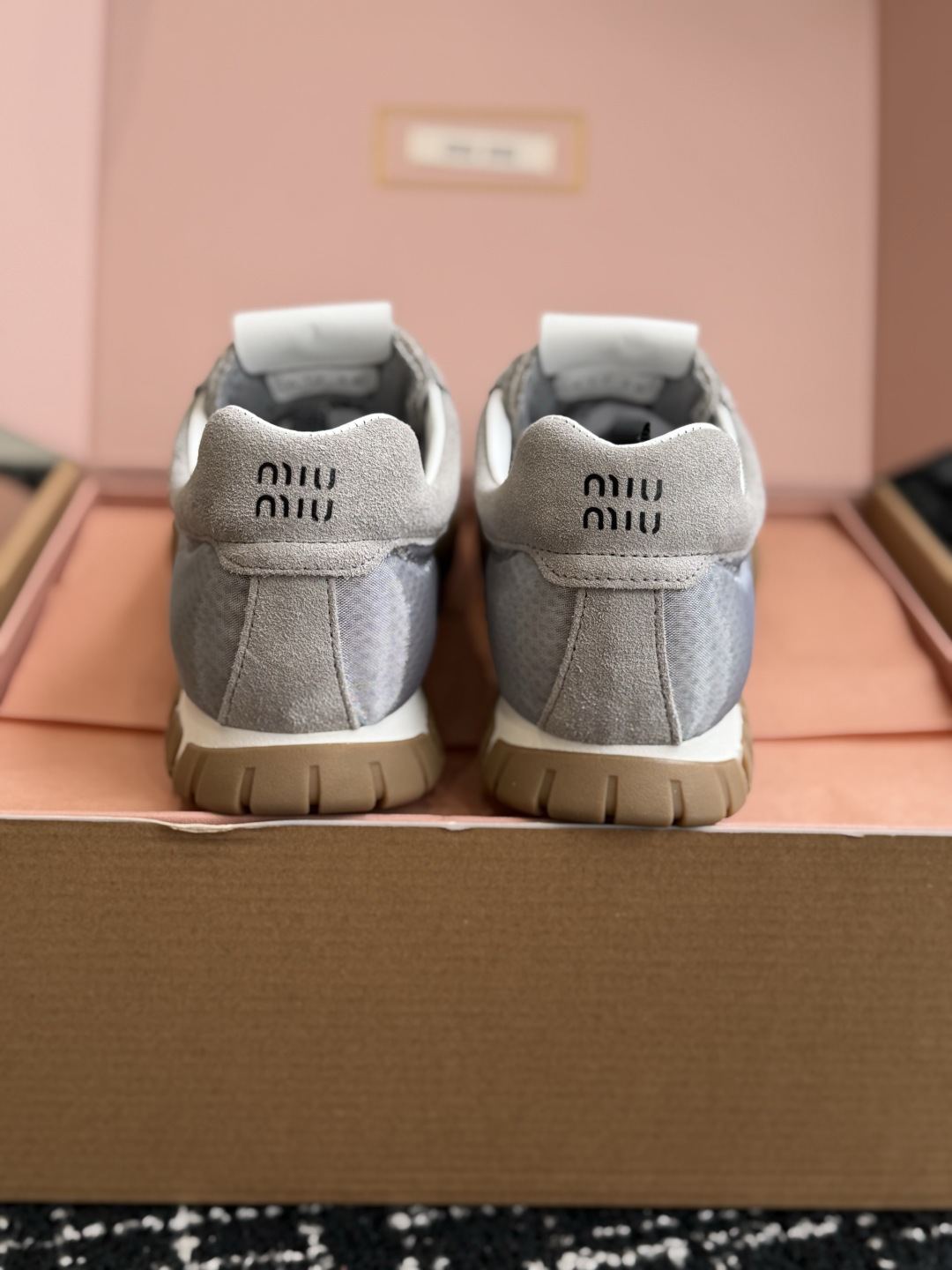 代购级(⚠️官网同步✈️盒包装) MiuMiu 缪缪 26ss 新色 春夏新款 饼干鞋 阿甘鞋休闲运动鞋 miumiu最 代购级(⚠️官网同步✈️盒包装) MiuMiu 缪缪 26ss 新色 春夏新款 饼干鞋 阿甘鞋休闲运动鞋 miumiu最