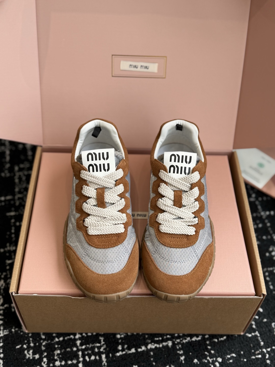 代购级(⚠️官网同步✈️盒包装) MiuMiu 缪缪 26ss 新色 春夏新款 饼干鞋 阿甘鞋休闲运动鞋 miumiu最 代购级(⚠️官网同步✈️盒包装) MiuMiu 缪缪 26ss 新色 春夏新款 饼干鞋 阿甘鞋休闲运动鞋 miumiu最
