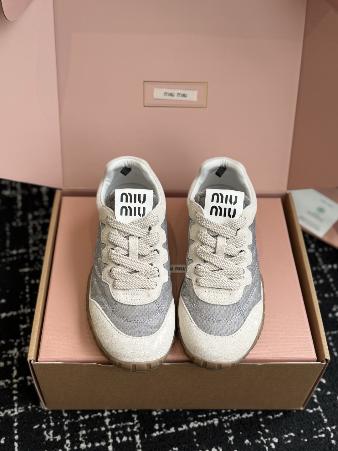 NO:958057,Purchasing level (official website sync box packaging) MiuMiu 26ss new color spring and summer new biscuit shoes Forrest shoes casual sneakers miumiu latest hot style Avant-garde and bold design, Miu Miu style is integrated into the simple lines of this thick-soled canvas sneaker, with unique logos on the tongue and back, embellished with retro design, adding iconic elements!  The thick sole design defines the avant-garde modern style. The fabric is original custom-made fabric/cow suede. The lining is original imported soft lamb wool. The sole is original open-molded non-slip rubber outsole. Size#35-40 (customized for 40 units, non-refundable), casual shoes/sports shoes, miumiu, sneakers19860909代购级（官网同步盒包装） MiuMiu 缪缪 26ss 新色 春夏新款 饼干鞋 阿甘鞋休闲运动鞋 miumiu最新爆款 前卫大胆的设计,Miu Miu风格融于此款厚底帆布运动鞋的简约线条, 别致徽标饰于鞋舌与背面,点缀复古设计,平添标志性元素！厚底设计定义前卫的现代风格 面料原版定制布料/牛反绒 内里原版进口柔软羊羔毛 鞋底原版开模防滑橡胶大底 Size#35-40（40定制不退换）,休闲鞋/运动鞋,miumiu,sneakers,Women's Shoes