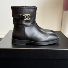 代购级 Chanel 26ss香奈儿中古款 切尔西 短靴 秋冬中古款 上脚特显腿型百搭 任何仙女都可以轻松驾驭 代购级 Chanel 26ss香奈儿中古款 切尔西 短靴 秋冬中古款 上脚特显腿型百搭 任何仙女都可以轻松驾驭