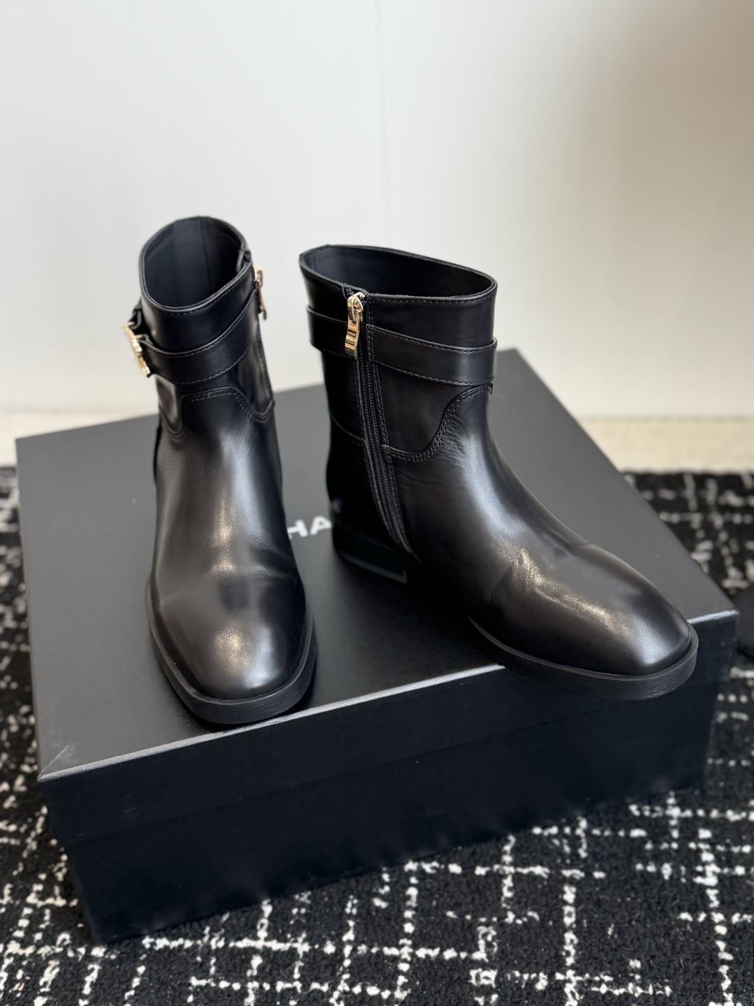 代购级 Chanel 26ss香奈儿中古款 切尔西 短靴 秋冬中古款 上脚特显腿型百搭 任何仙女都可以轻松驾驭 代购级 Chanel 26ss香奈儿中古款 切尔西 短靴 秋冬中古款 上脚特显腿型百搭 任何仙女都可以轻松驾驭