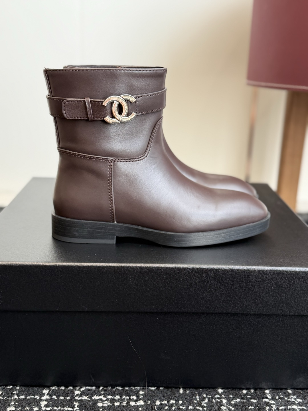 代购级 Chanel 26ss香奈儿中古款 切尔西 短靴 秋冬中古款 上脚特显腿型百搭 任何仙女都可以轻松驾驭 代购级 Chanel 26ss香奈儿中古款 切尔西 短靴 秋冬中古款 上脚特显腿型百搭 任何仙女都可以轻松驾驭