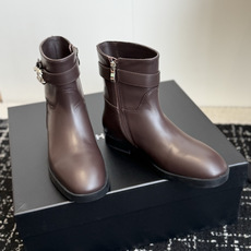 代购级 Chanel 26ss香奈儿中古款 切尔西 短靴 秋冬中古款 上脚特显腿型百搭 任何仙女都可以轻松驾驭 代购级 Chanel 26ss香奈儿中古款 切尔西 短靴 秋冬中古款 上脚特显腿型百搭 任何仙女都可以轻松驾驭