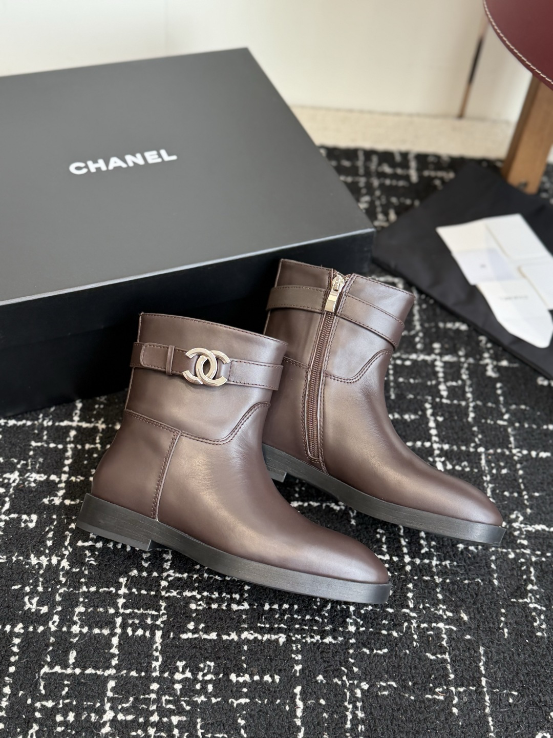 代购级 Chanel 26ss香奈儿中古款 切尔西 短靴 秋冬中古款 上脚特显腿型百搭 任何仙女都可以轻松驾驭 代购级 Chanel 26ss香奈儿中古款 切尔西 短靴 秋冬中古款 上脚特显腿型百搭 任何仙女都可以轻松驾驭
