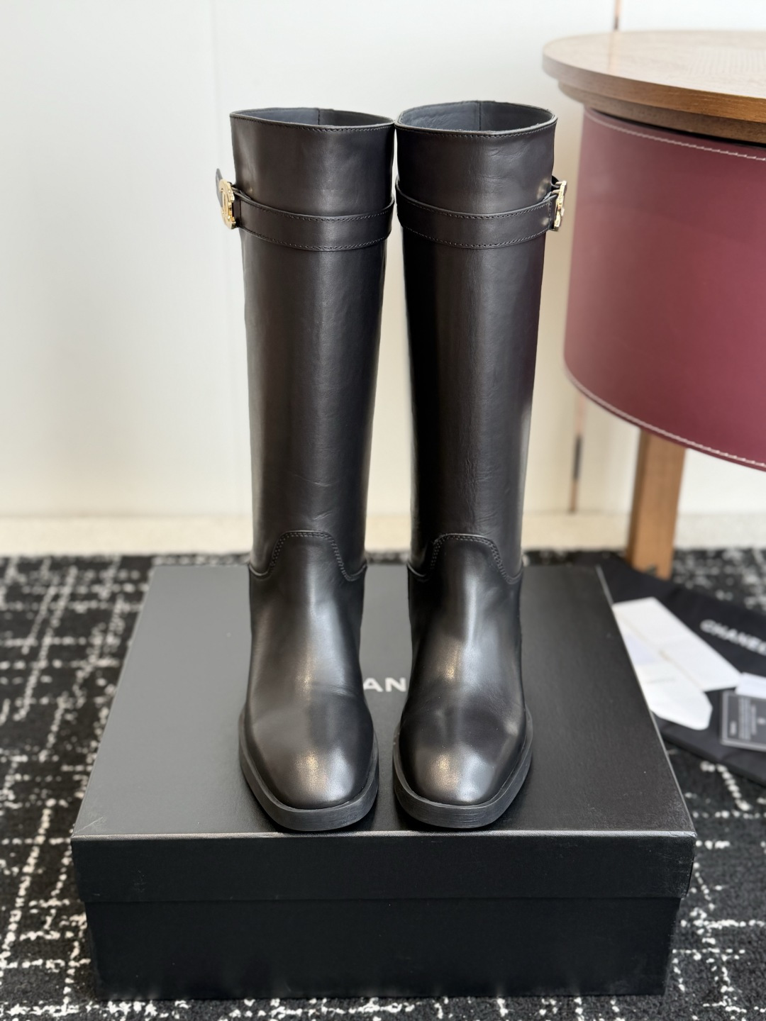 代购级 Chanel 26ss香奈儿中古款 切尔西 短靴 秋冬中古款 上脚特显腿型百搭 任何仙女都可以轻松驾驭 代购级 Chanel 26ss香奈儿中古款 切尔西 短靴 秋冬中古款 上脚特显腿型百搭 任何仙女都可以轻松驾驭