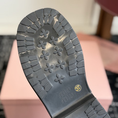 代购级 mium 缪缪26ss 秋冬 复古机车靴 时尚机车马丁靴,独到味道,人人都爱也轻松驾驭 百搭经典的鞋楦,足以征 代购级 mium 缪缪26ss 秋冬 复古机车靴 时尚机车马丁靴,独到味道,人人都爱也轻松驾驭 百搭经典的鞋楦,足以征