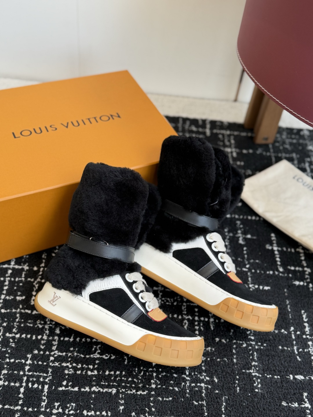 代购级(⚠️官网同步✈️盒包装) Louis vuitton路易威登 26ss 新色 LV毛靴 板鞋 高帮休闲鞋 原版1 代购级(⚠️官网同步✈️盒包装) Louis vuitton路易威登 26ss 新色 LV毛靴 板鞋 高帮休闲鞋 原版1