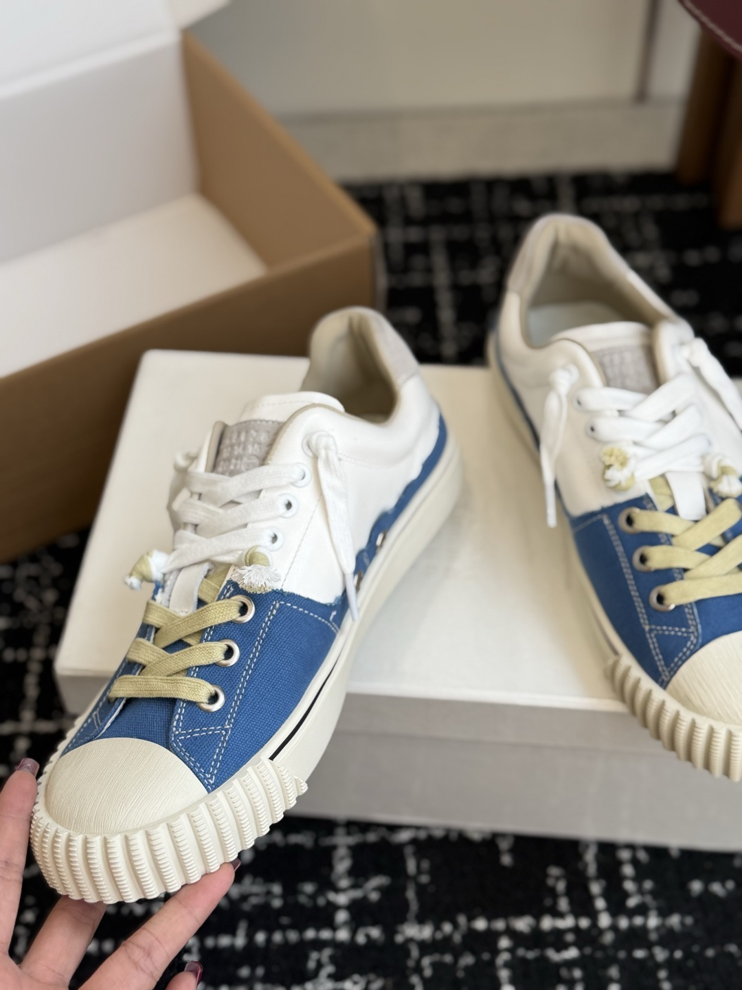 代购级 MaisonMargiela 26ss帆布 系列 马吉拉 MM6 帆布 运动鞋 包头拖火爆来袭!太香了 靓丽 代购级 MaisonMargiela 26ss帆布 系列 马吉拉 MM6 帆布 运动鞋 包头拖火爆来袭!太香了 靓丽