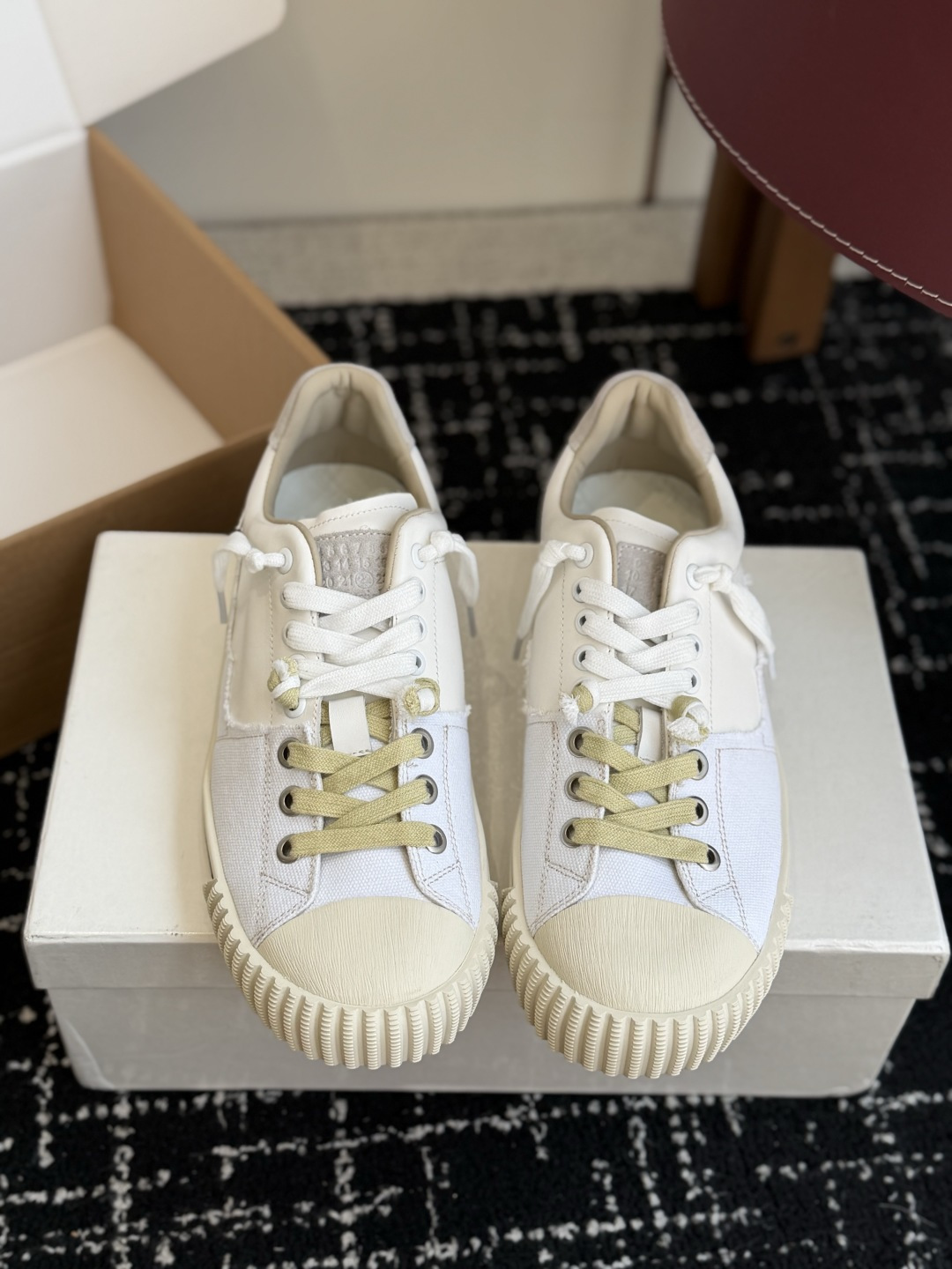 代购级 MaisonMargiela 26ss帆布 系列 马吉拉 MM6 帆布 运动鞋 包头拖火爆来袭!太香了 靓丽 代购级 MaisonMargiela 26ss帆布 系列 马吉拉 MM6 帆布 运动鞋 包头拖火爆来袭!太香了 靓丽