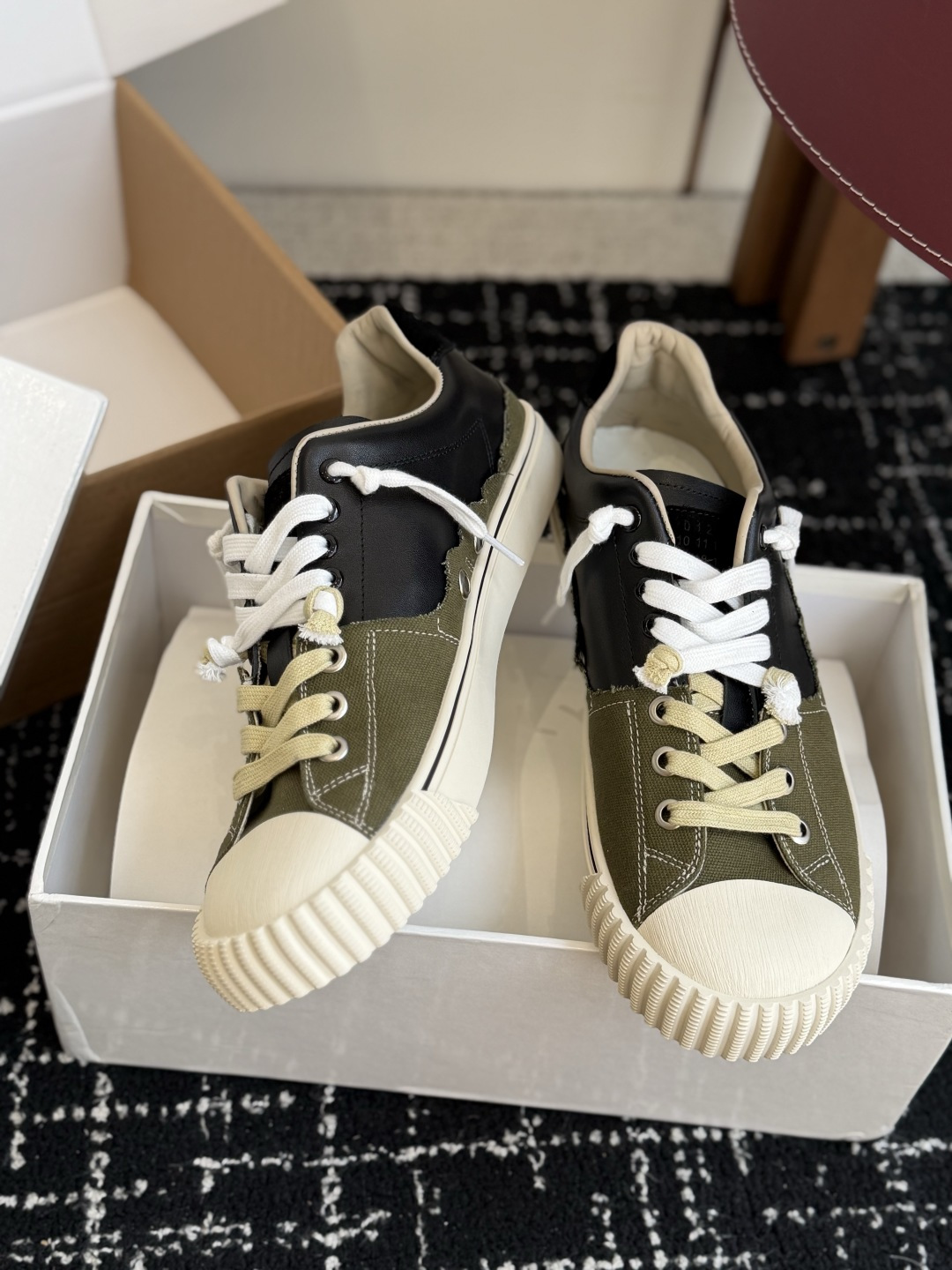 代购级 MaisonMargiela 26ss帆布 系列 马吉拉 MM6 帆布 运动鞋 包头拖火爆来袭!太香了 靓丽 代购级 MaisonMargiela 26ss帆布 系列 马吉拉 MM6 帆布 运动鞋 包头拖火爆来袭!太香了 靓丽