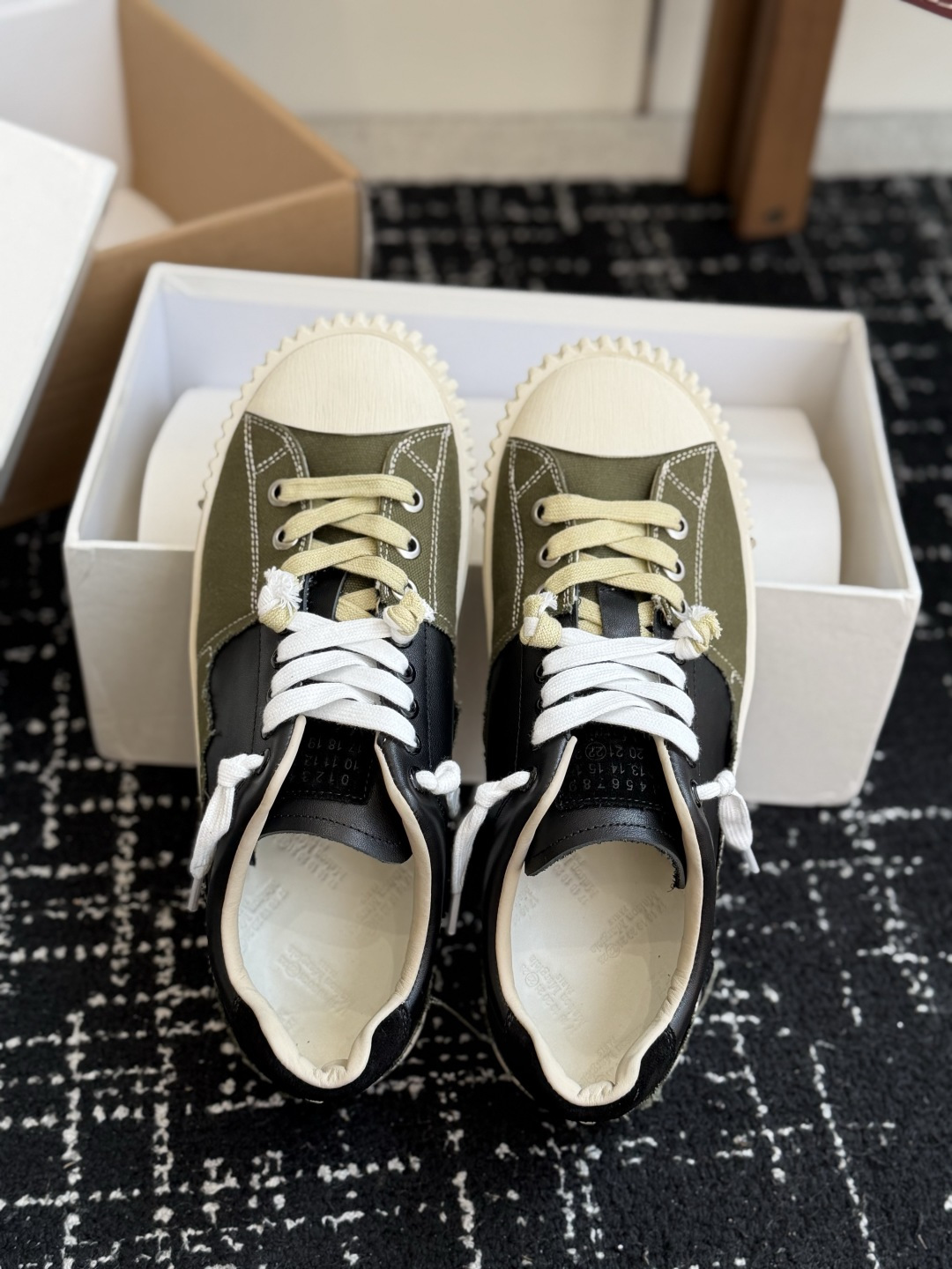 代购级 MaisonMargiela 26ss帆布 系列 马吉拉 MM6 帆布 运动鞋 包头拖火爆来袭!太香了 靓丽 代购级 MaisonMargiela 26ss帆布 系列 马吉拉 MM6 帆布 运动鞋 包头拖火爆来袭!太香了 靓丽