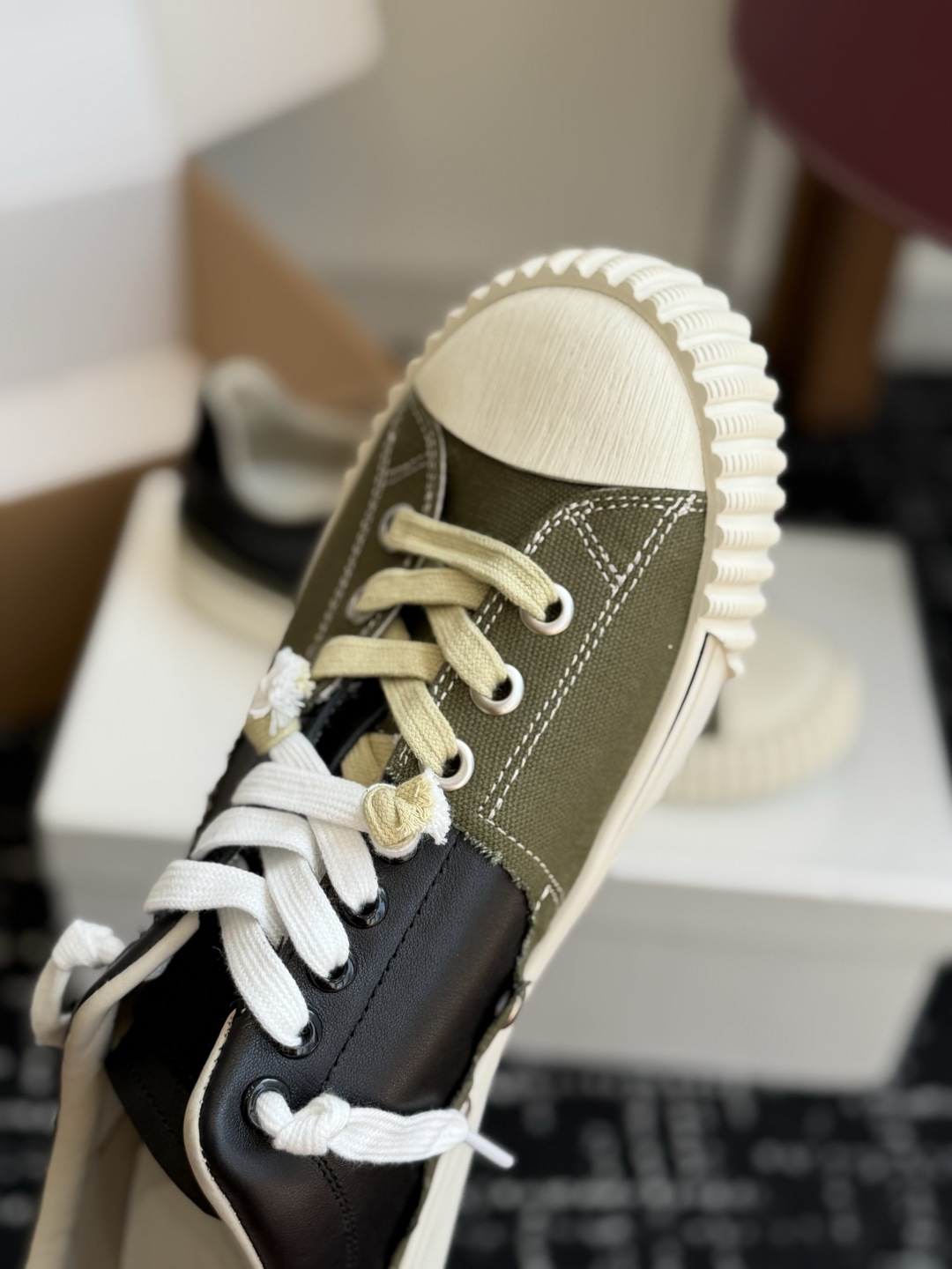 代购级 MaisonMargiela 26ss帆布 系列 马吉拉 MM6 帆布 运动鞋 包头拖火爆来袭!太香了 靓丽 代购级 MaisonMargiela 26ss帆布 系列 马吉拉 MM6 帆布 运动鞋 包头拖火爆来袭!太香了 靓丽