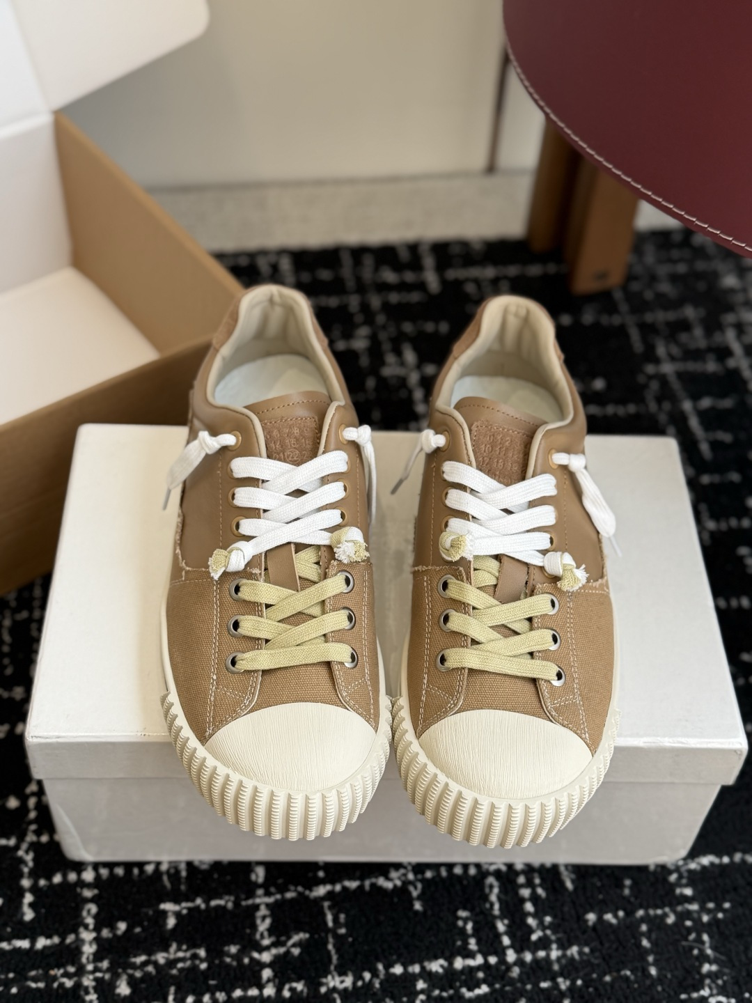 代购级 MaisonMargiela 26ss帆布 系列 马吉拉 MM6 帆布 运动鞋 包头拖火爆来袭!太香了 靓丽 代购级 MaisonMargiela 26ss帆布 系列 马吉拉 MM6 帆布 运动鞋 包头拖火爆来袭!太香了 靓丽