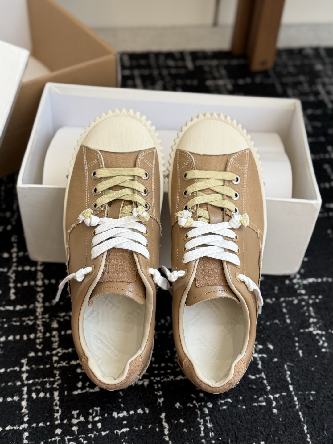 代购级 MaisonMargiela 26ss帆布 系列 马吉拉 MM6 帆布 运动鞋 包头拖火爆来袭!太香了 靓丽 代购级 MaisonMargiela 26ss帆布 系列 马吉拉 MM6 帆布 运动鞋 包头拖火爆来袭!太香了 靓丽
