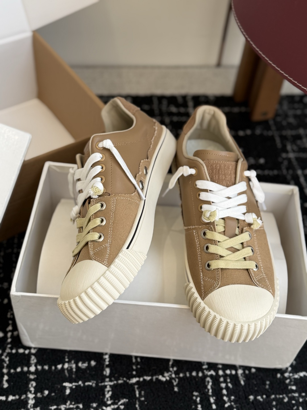 代购级 MaisonMargiela 26ss帆布 系列 马吉拉 MM6 帆布 运动鞋 包头拖火爆来袭!太香了 靓丽 代购级 MaisonMargiela 26ss帆布 系列 马吉拉 MM6 帆布 运动鞋 包头拖火爆来袭!太香了 靓丽