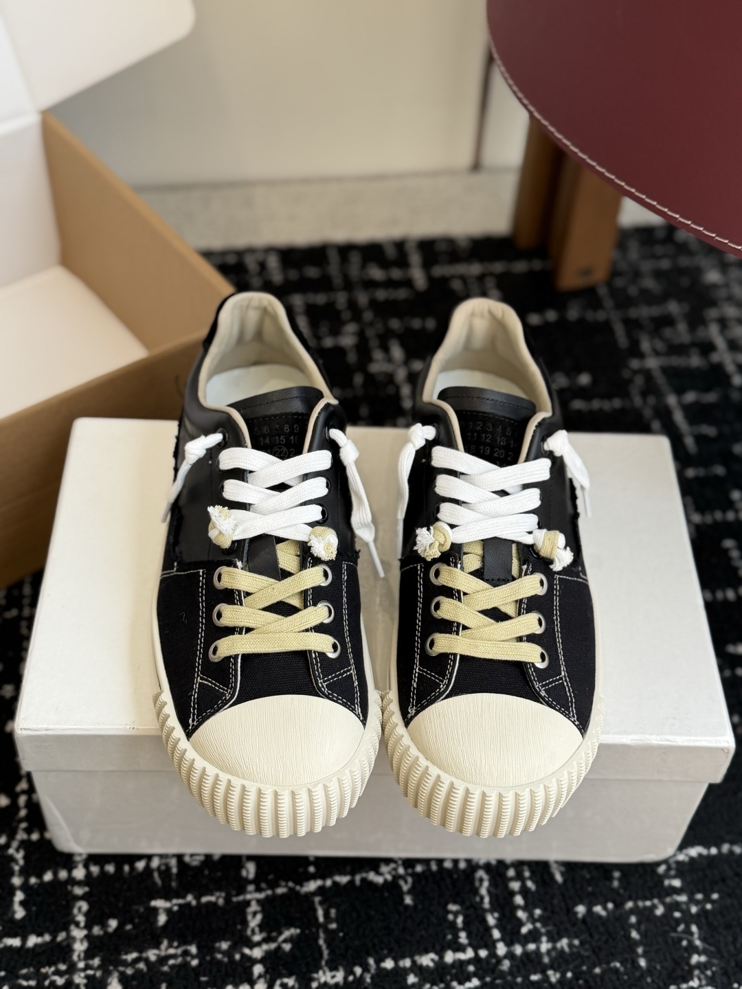代购级 MaisonMargiela 26ss帆布 系列 马吉拉 MM6 帆布 运动鞋 包头拖火爆来袭!太香了 靓丽 代购级 MaisonMargiela 26ss帆布 系列 马吉拉 MM6 帆布 运动鞋 包头拖火爆来袭!太香了 靓丽