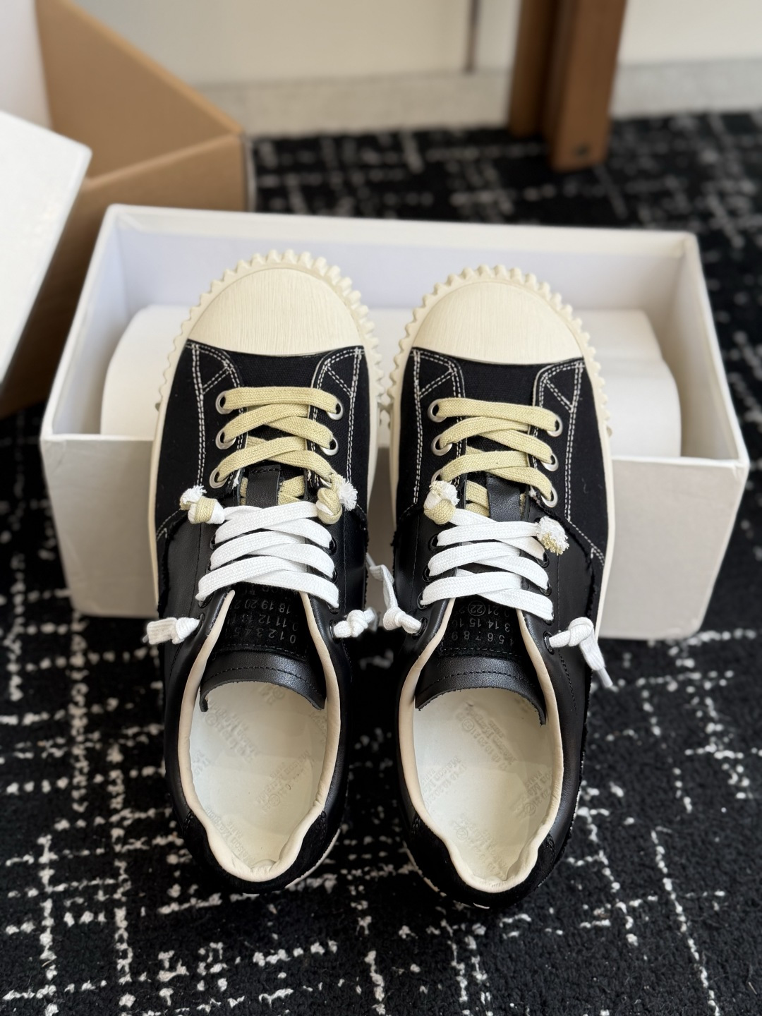 代购级 MaisonMargiela 26ss帆布 系列 马吉拉 MM6 帆布 运动鞋 包头拖火爆来袭!太香了 靓丽 代购级 MaisonMargiela 26ss帆布 系列 马吉拉 MM6 帆布 运动鞋 包头拖火爆来袭!太香了 靓丽
